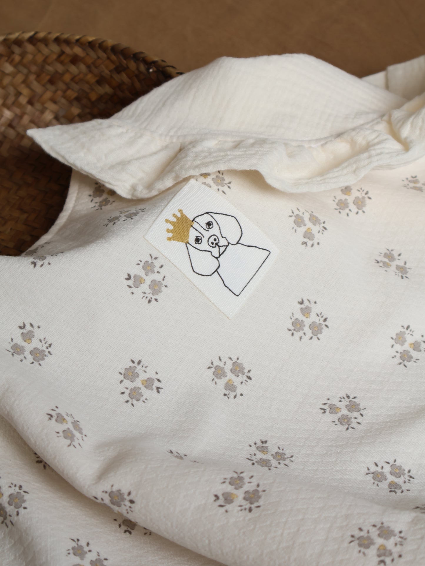 Arrullo reversible en Inti Gris + Gasa cruda en su interior. Detalle de volante en las esquinas superiores en gasa. Costuras interiores para evitar roces innecesarios