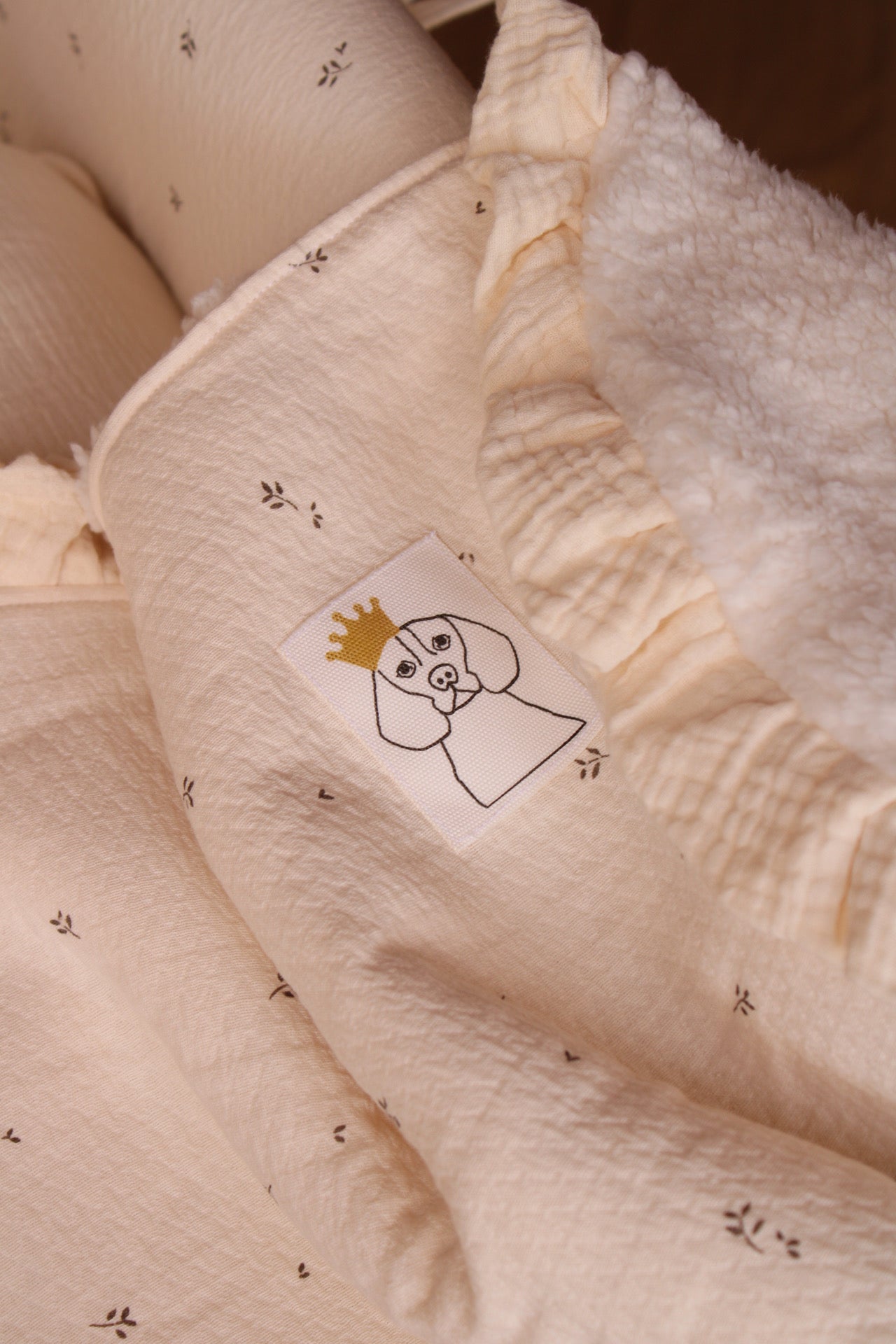 Beige Muslin + Mía Ruffle Cooing