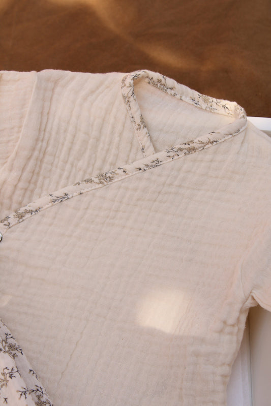 Ensemble chemise portefeuille en mousseline brute et leggings en mousseline