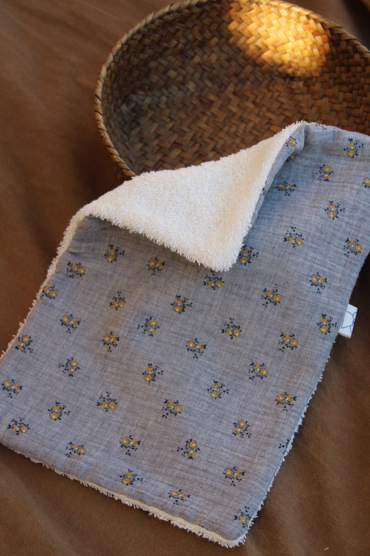 Protector de Toalla Gasa Melange Flor Mostaza