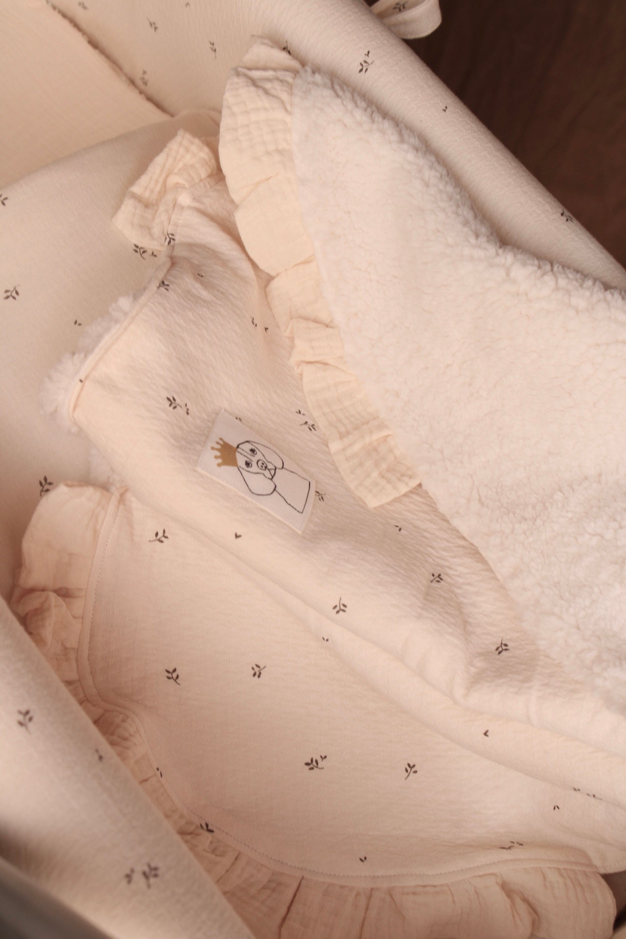 Beige Muslin + Mía Ruffle Cooing