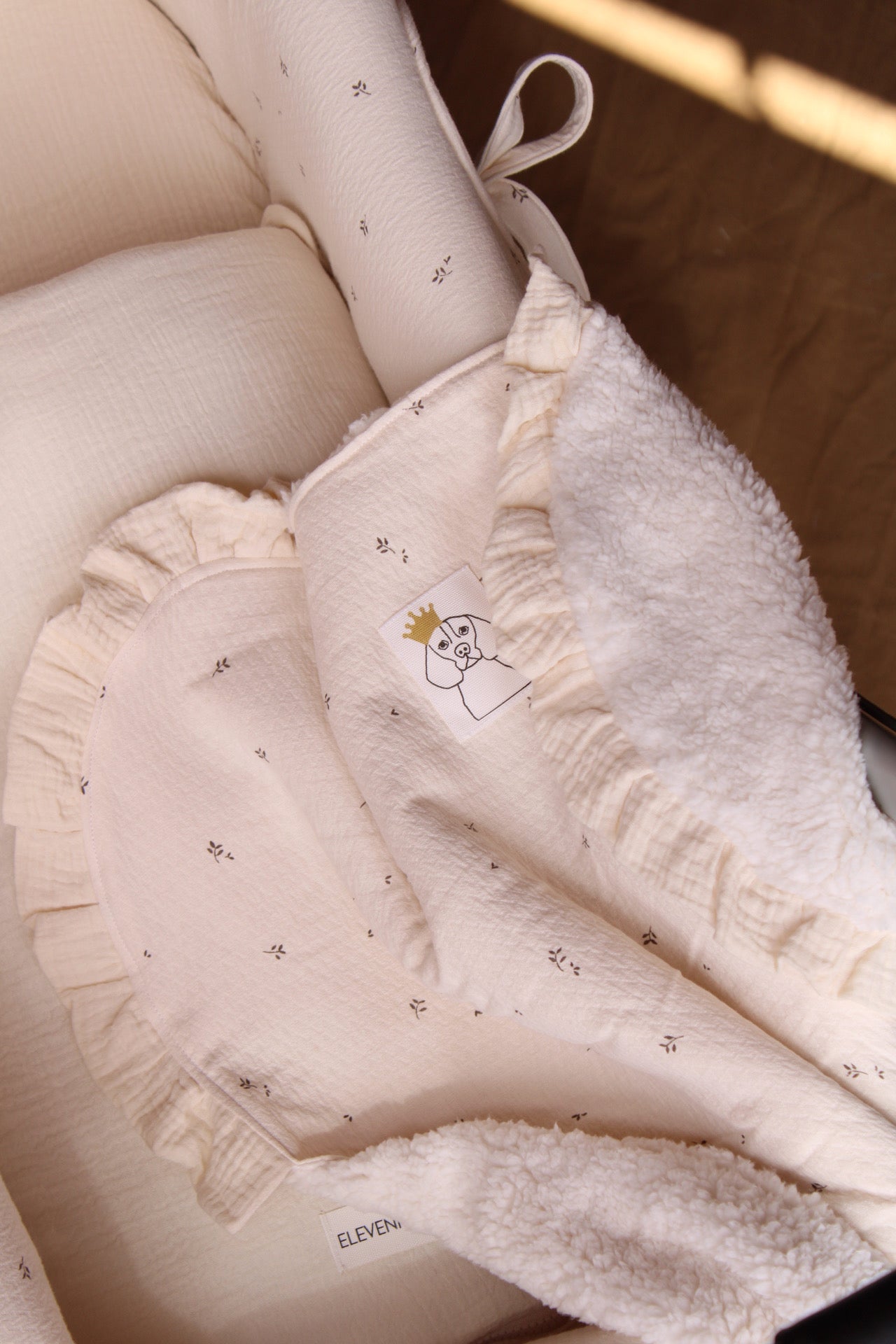 Beige Muslin + Mía Ruffle Cooing