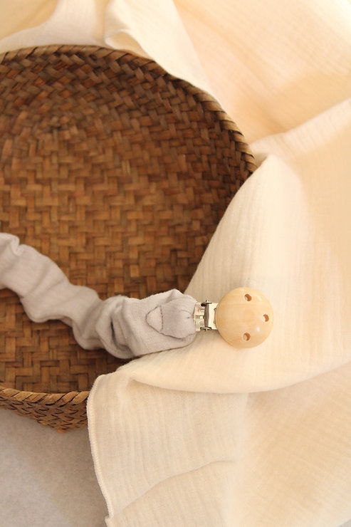 Chupetero Fruncido Gasa Gris Humo