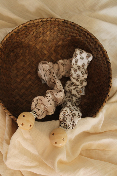 Leo Muslin Pacifier Holder