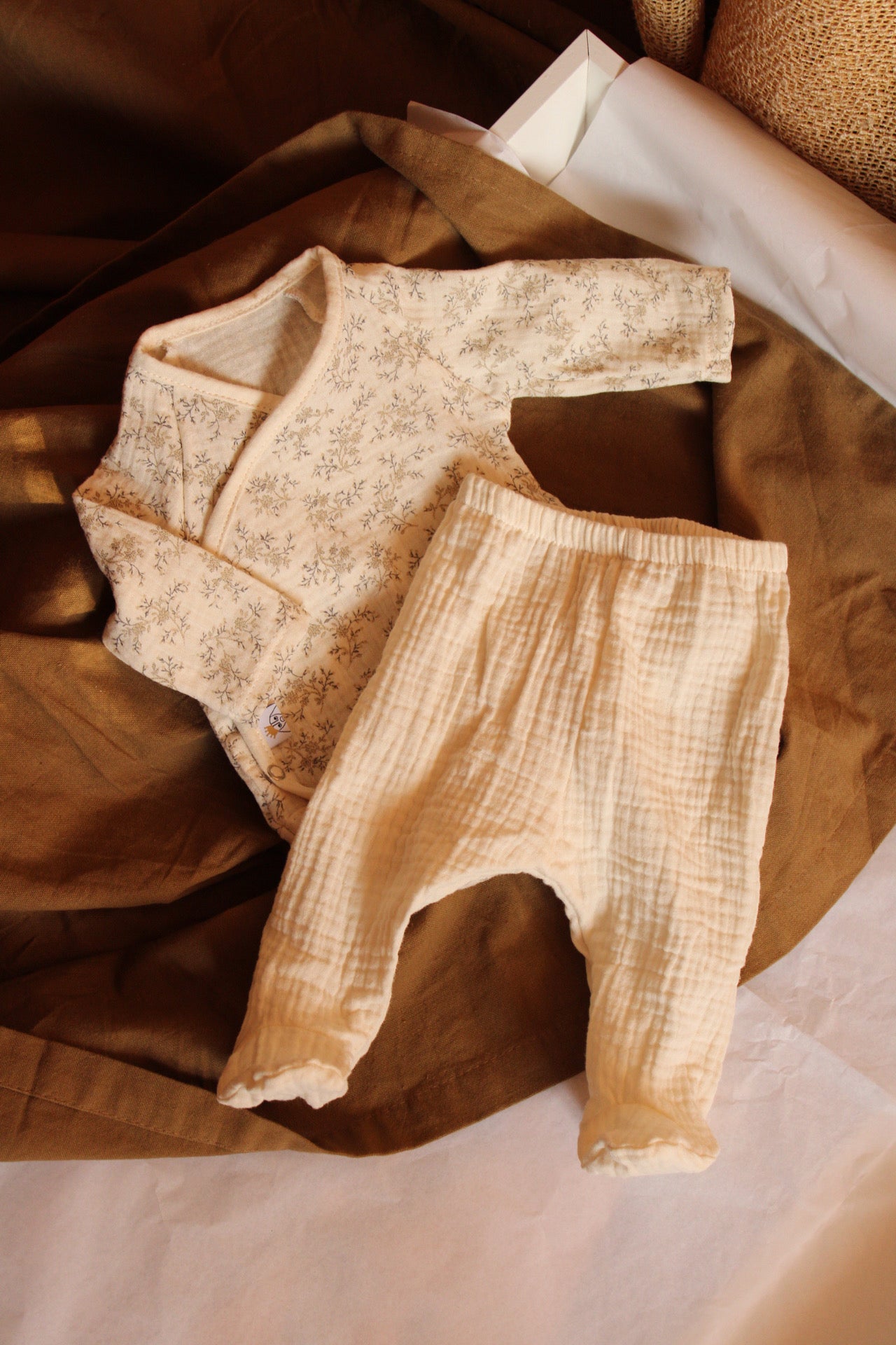 Mía + Beige Muslin New Born Set
