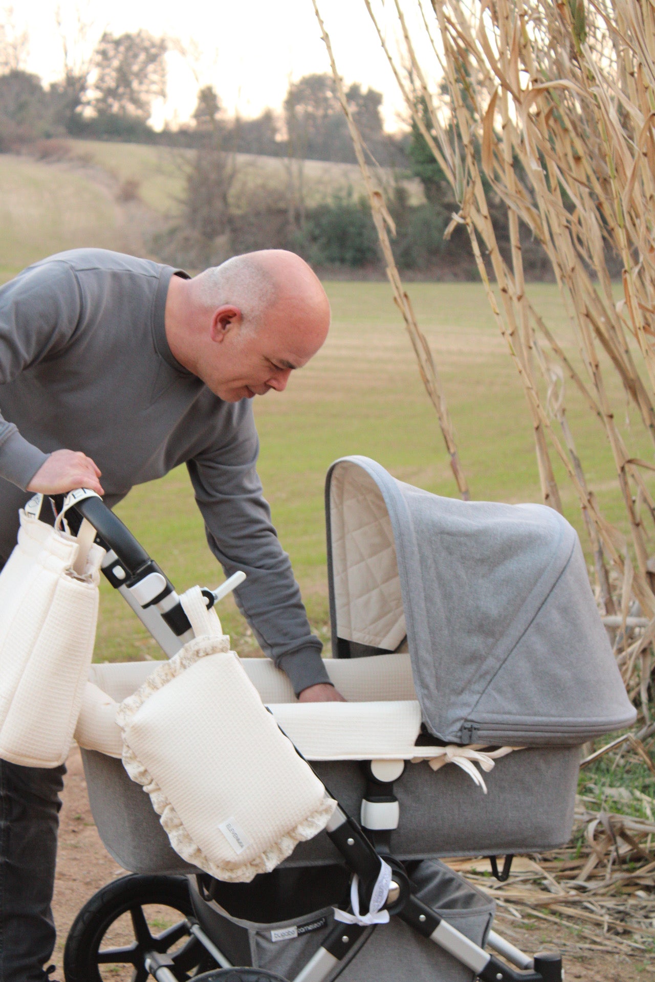 Ruffled Beige Arpi + Mía Muslin Toiletry Bag