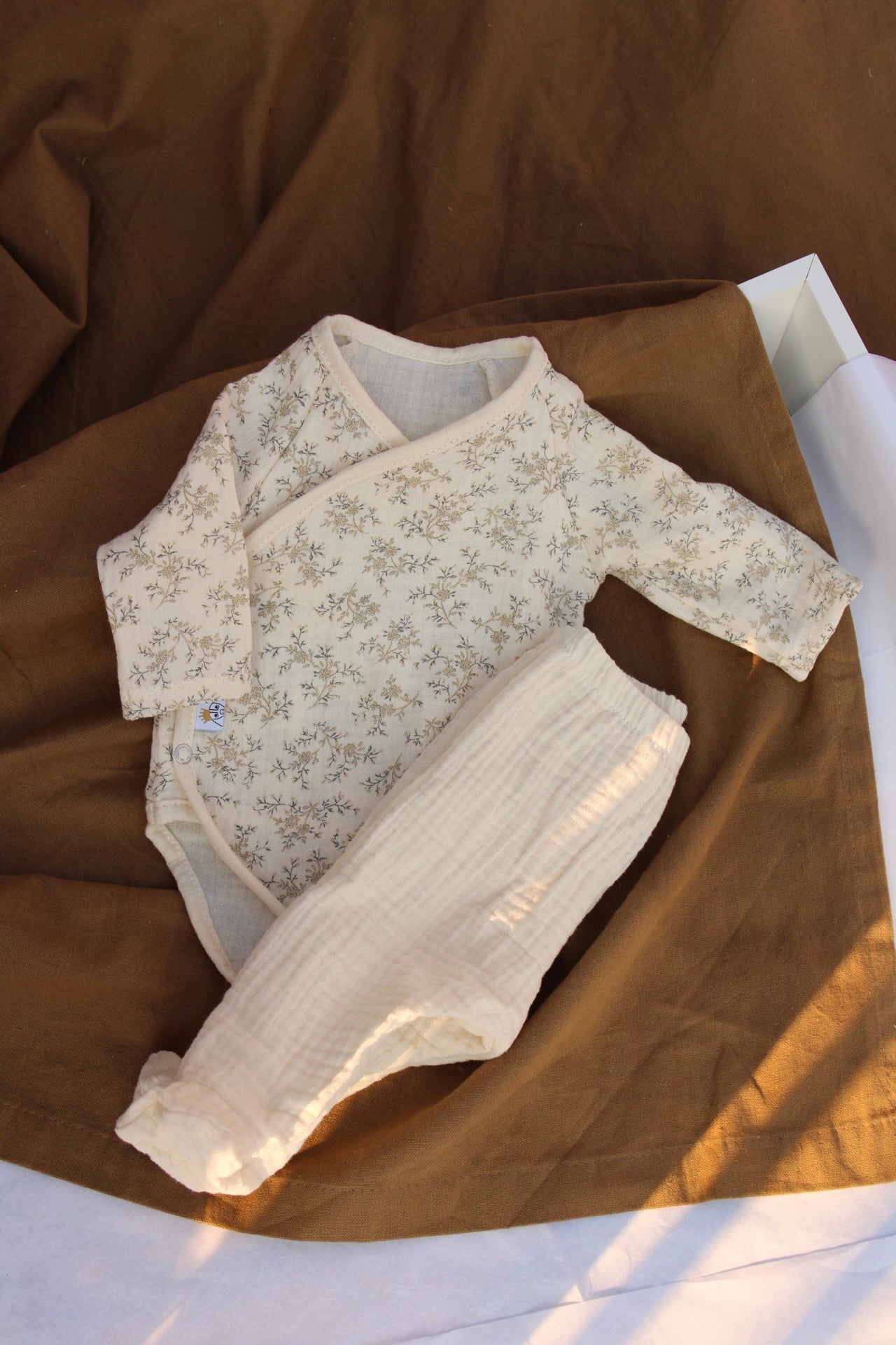 Mía + Beige Muslin New Born Set