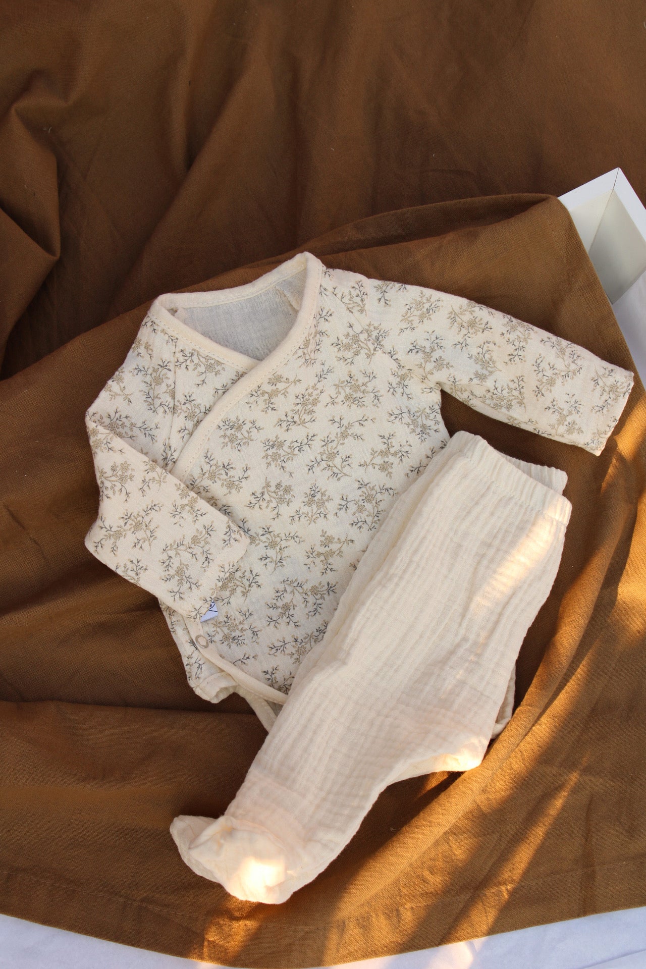Mía + Beige Muslin New Born Set