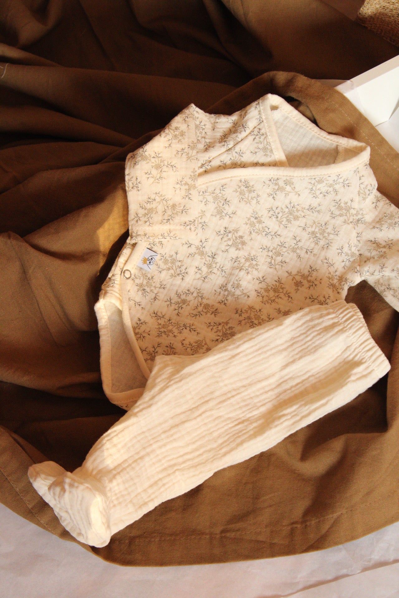 Mía + Beige Muslin New Born Set