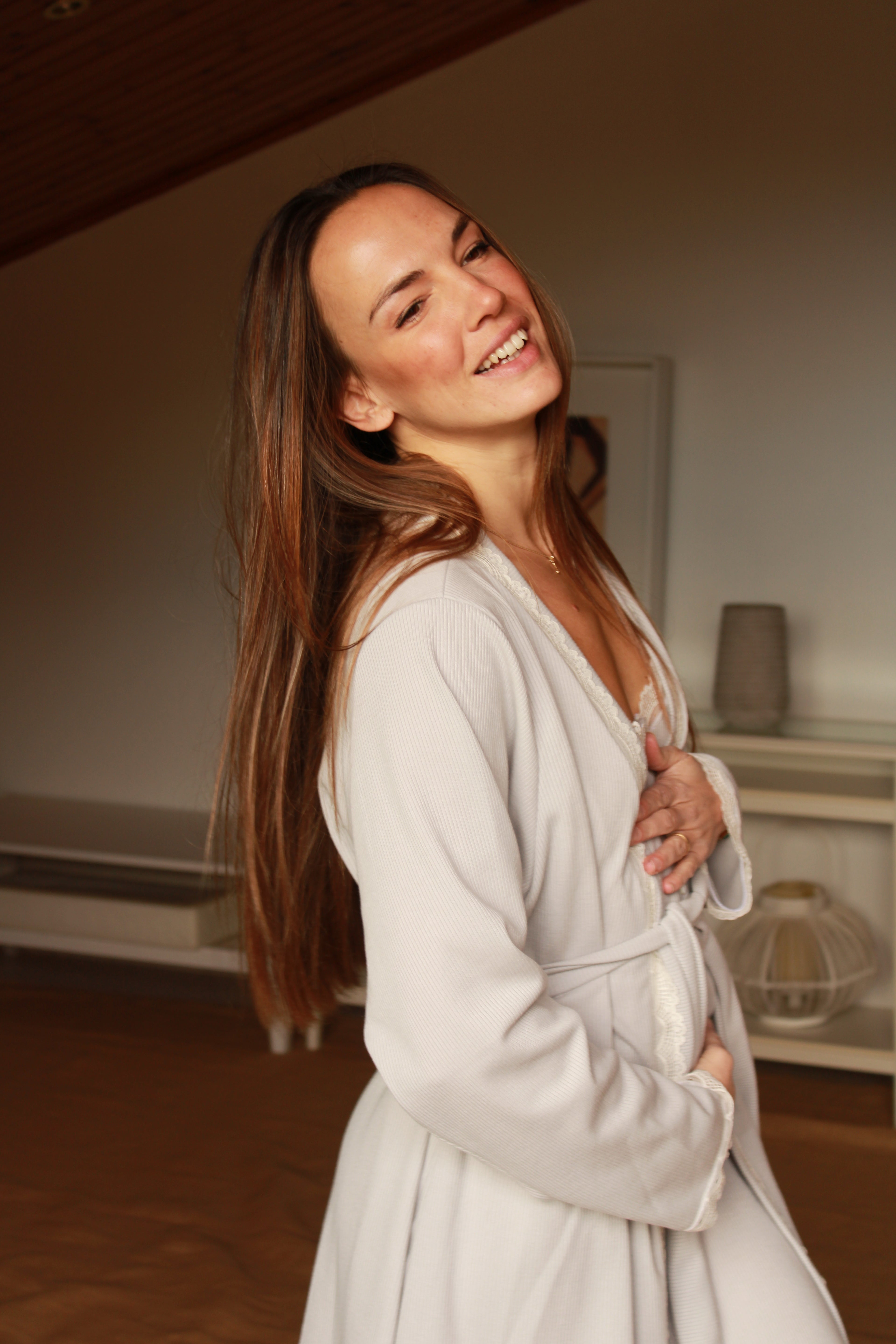 Robe côtelée grise à manches longues et dentelle