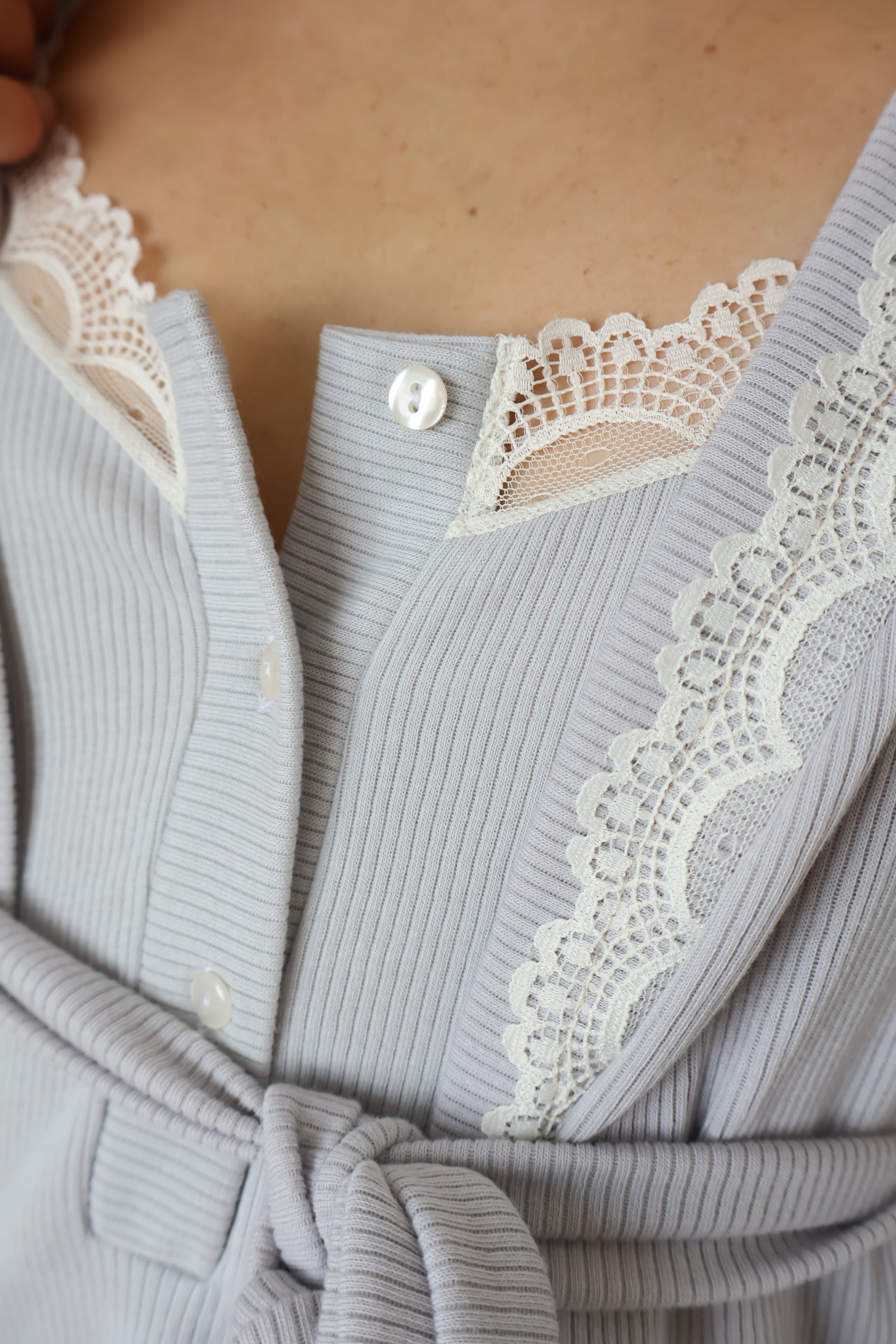 Chemise de nuit de maternité avec bretelles en dentelle et bordure côtelée, gris