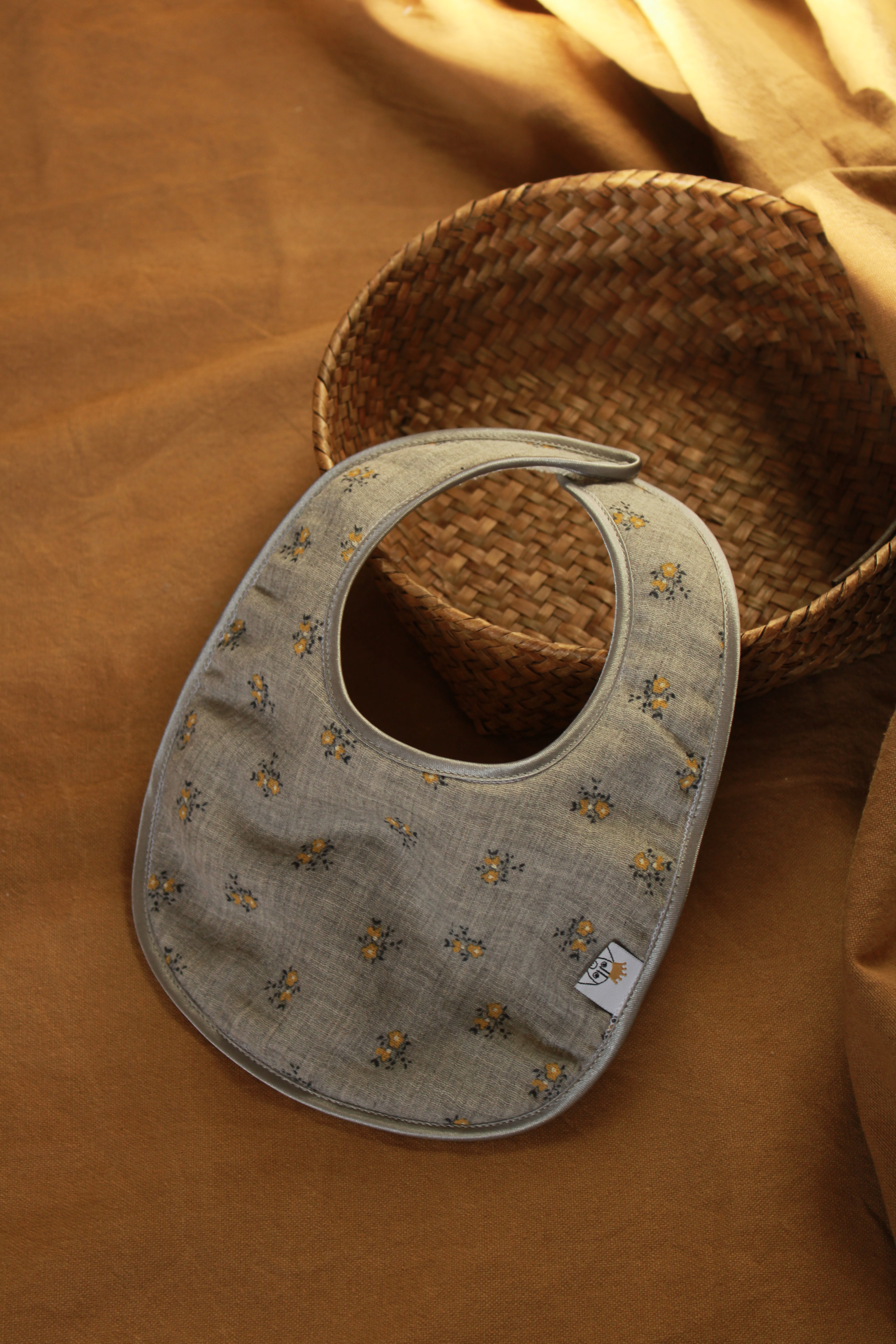 Bavoir en tissu éponge et fleurs mélangées