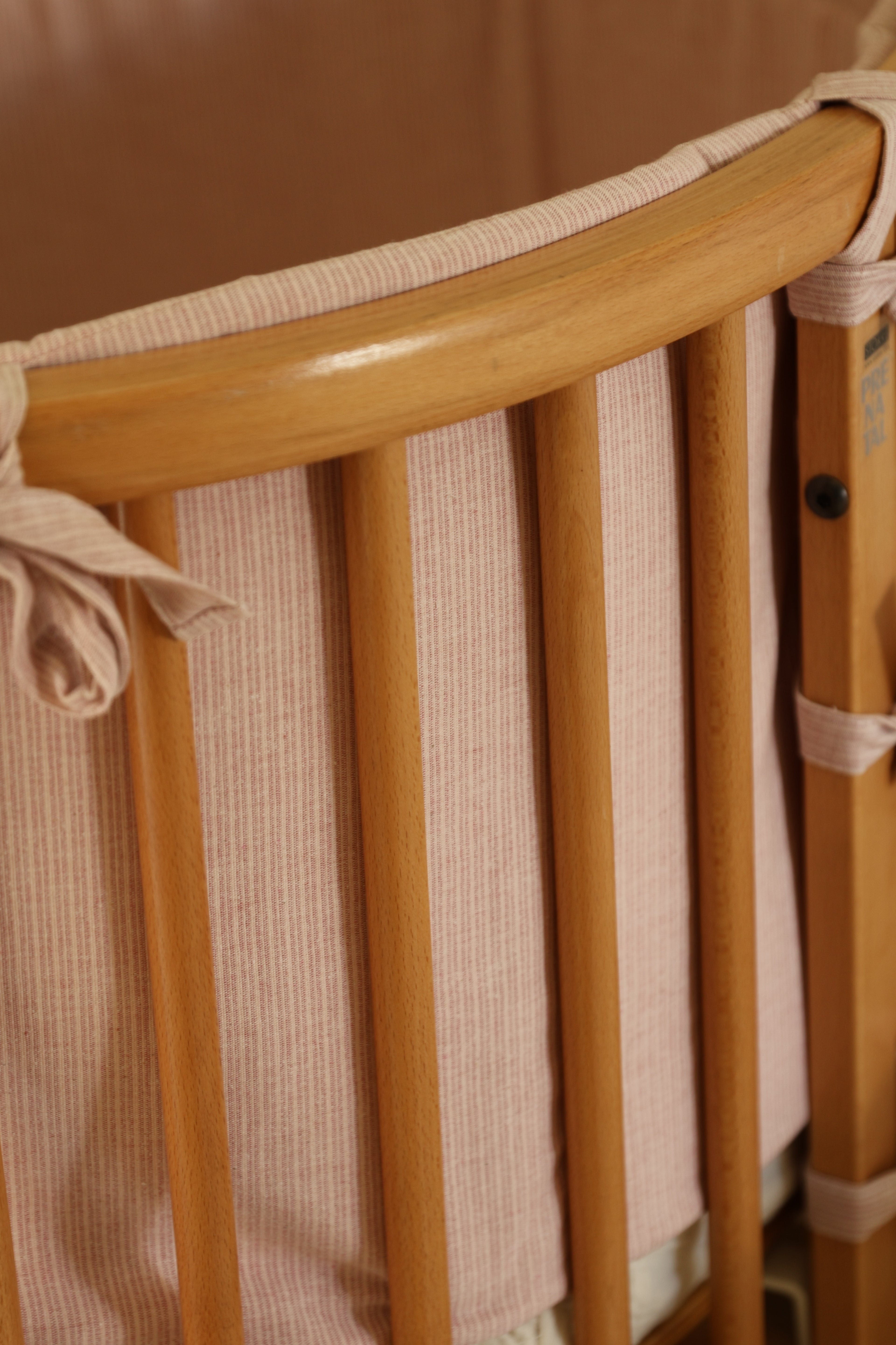 Protector Cuna Stokke V2 Mini Stripe Rosa