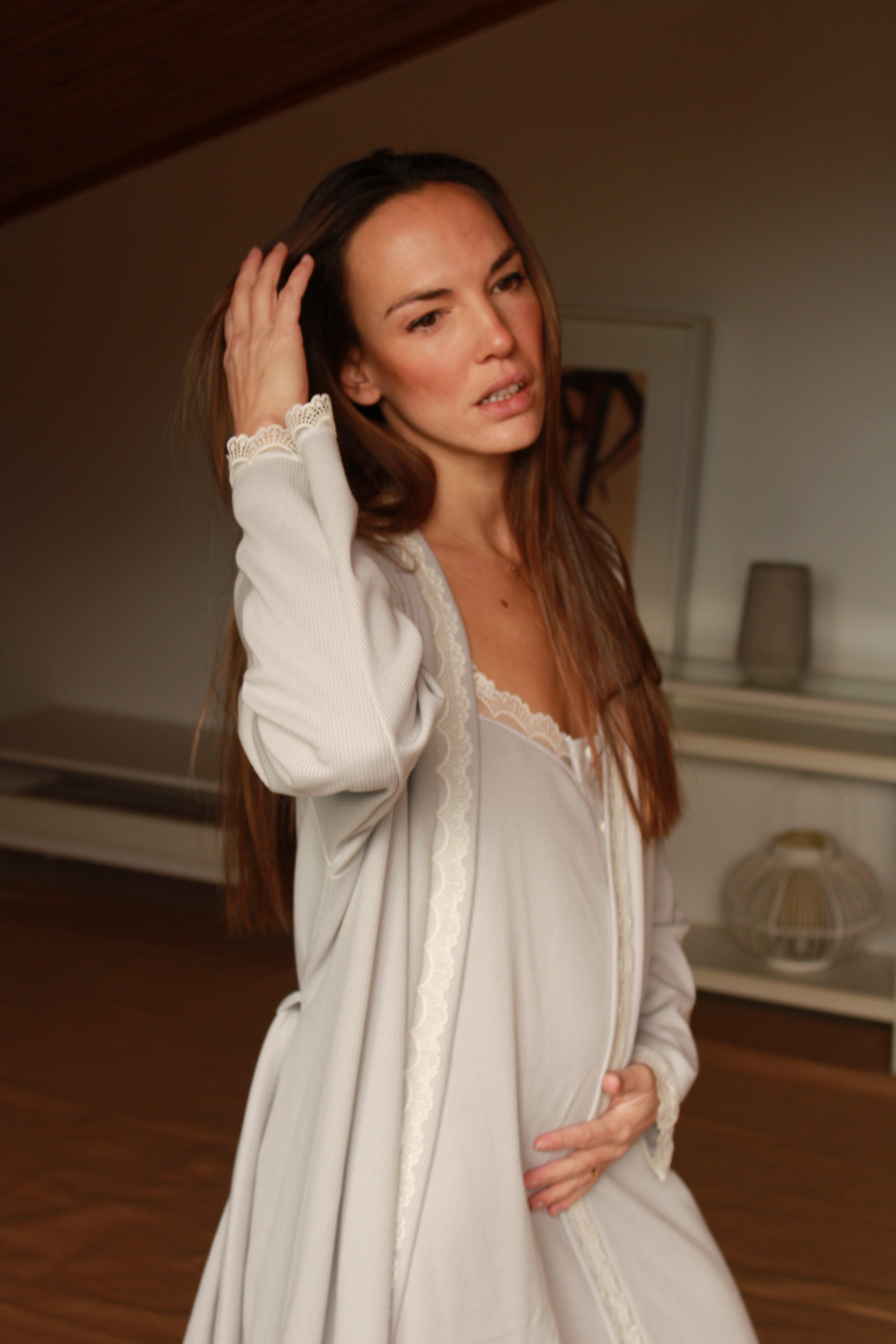 Robe côtelée grise à manches longues et dentelle