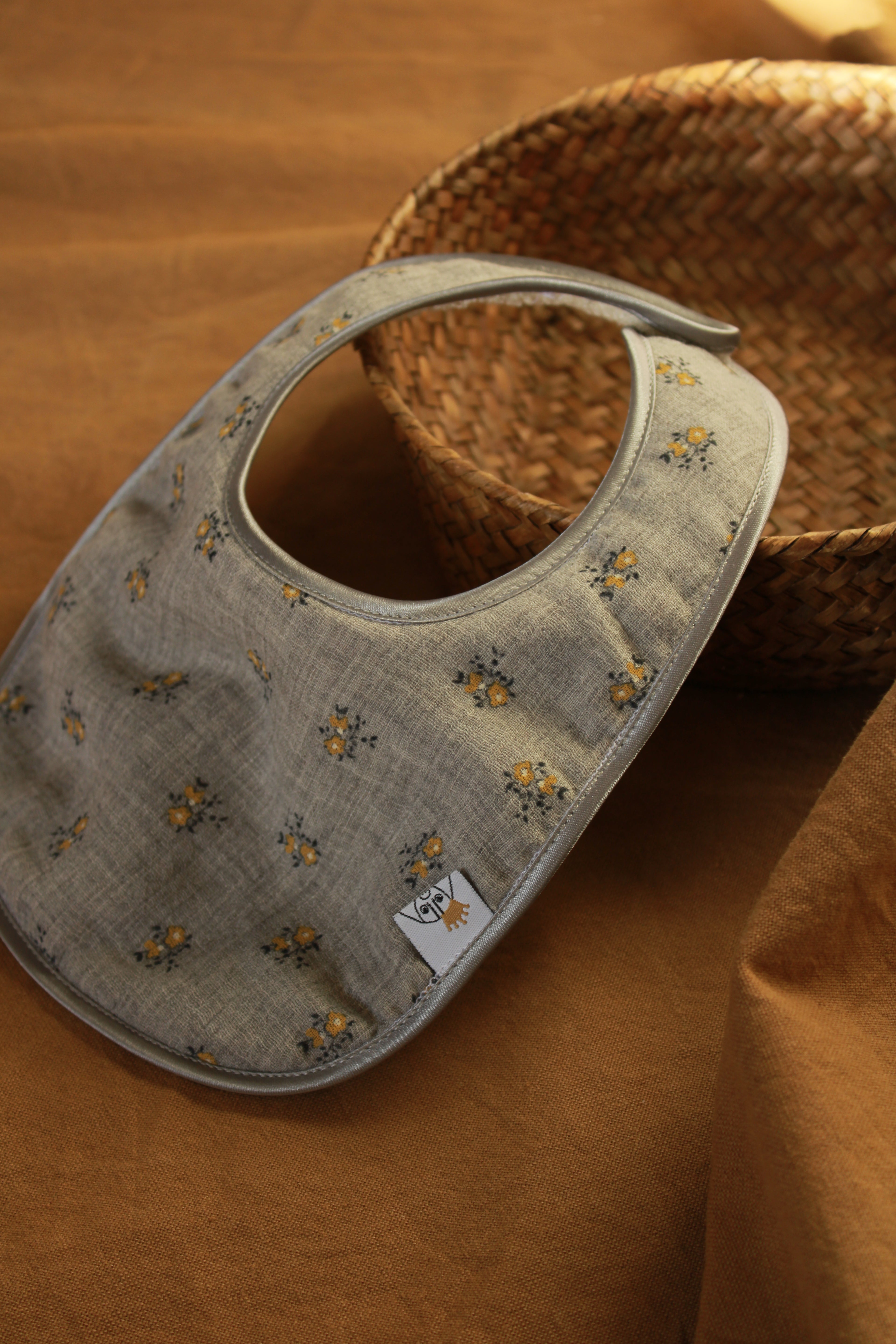 Bavoir en tissu éponge et fleurs mélangées