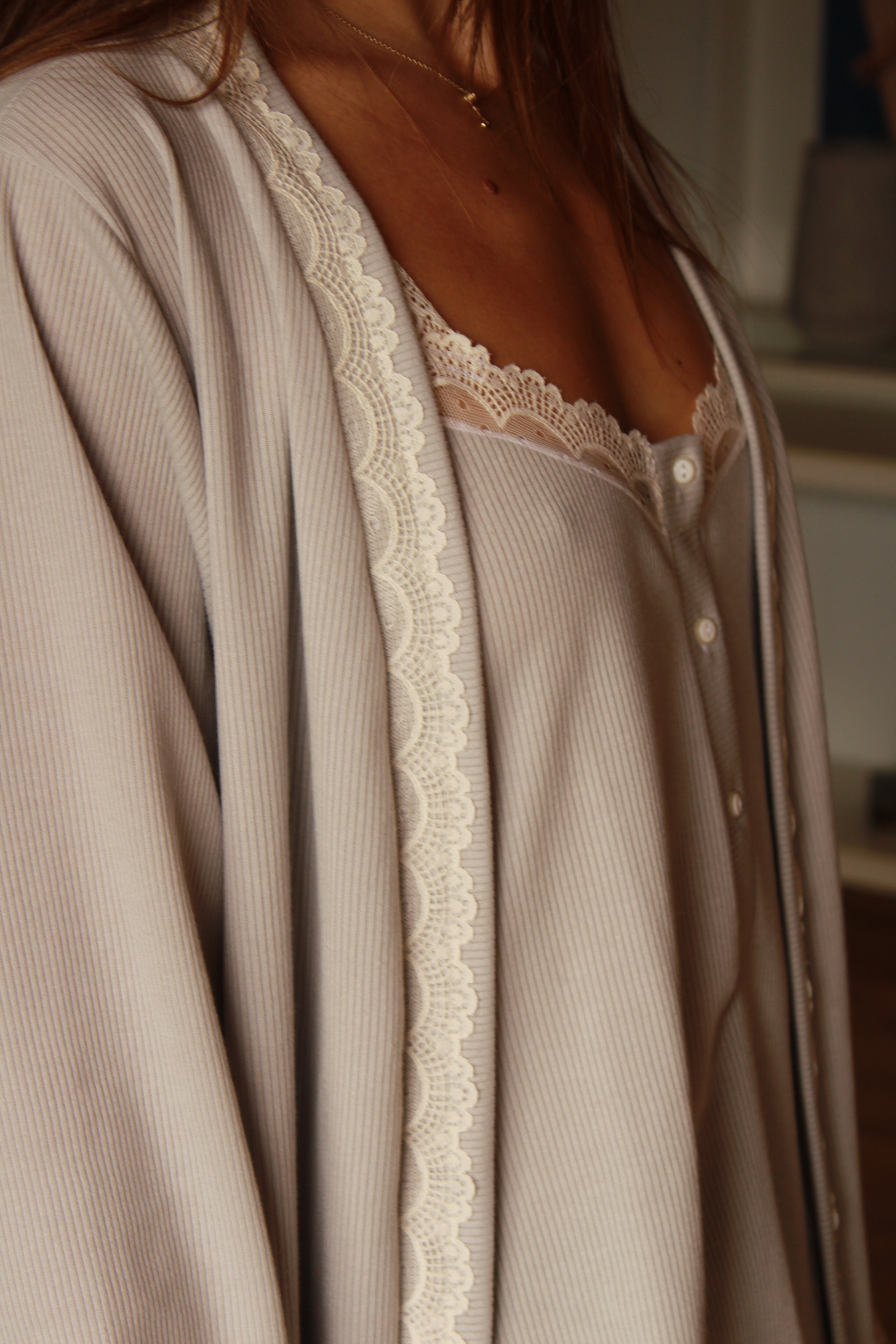 Robe côtelée grise à manches longues et dentelle