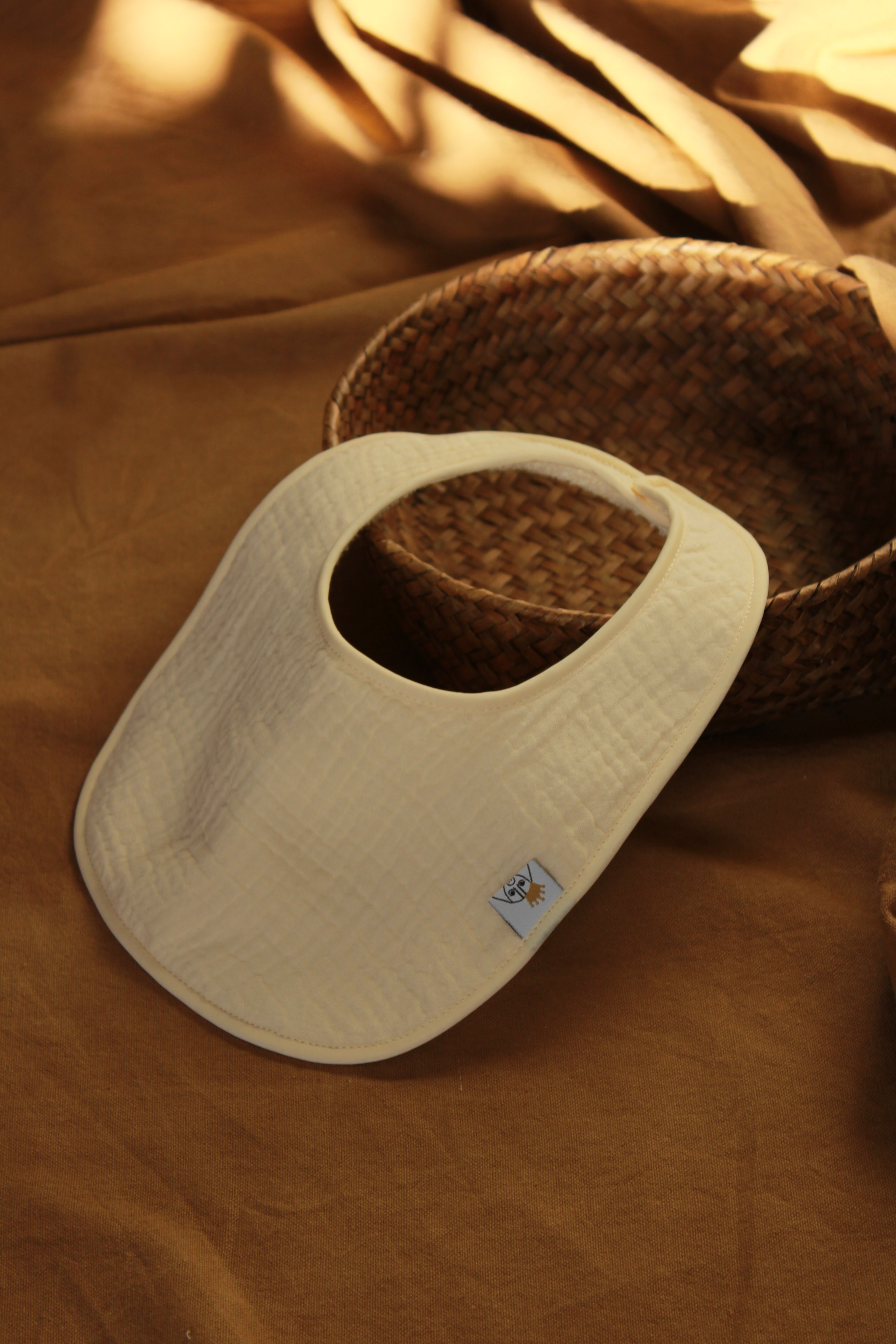 Bavoir en gaze brute et éponge