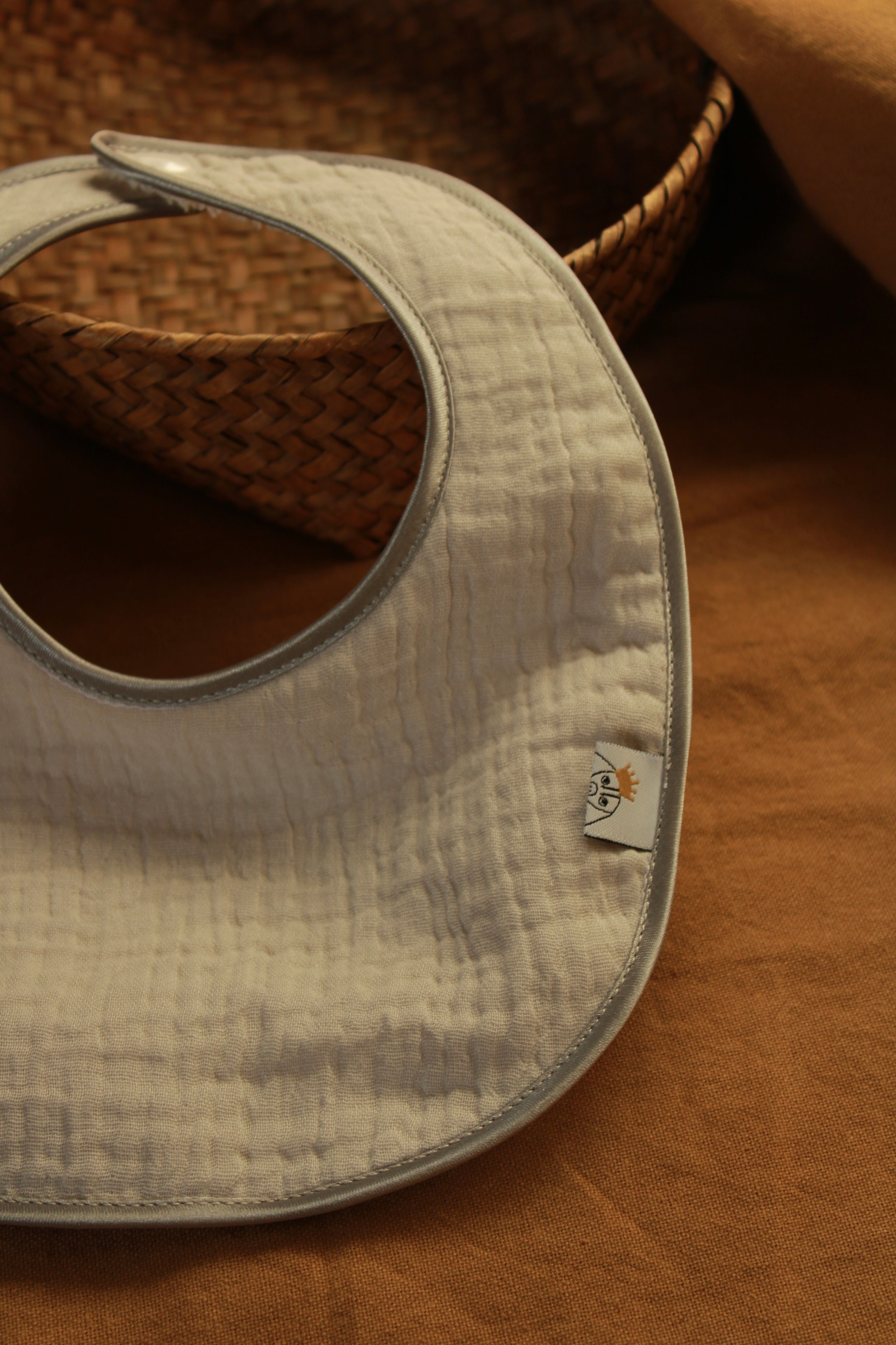 Bavoir en gaze grise + tissu éponge