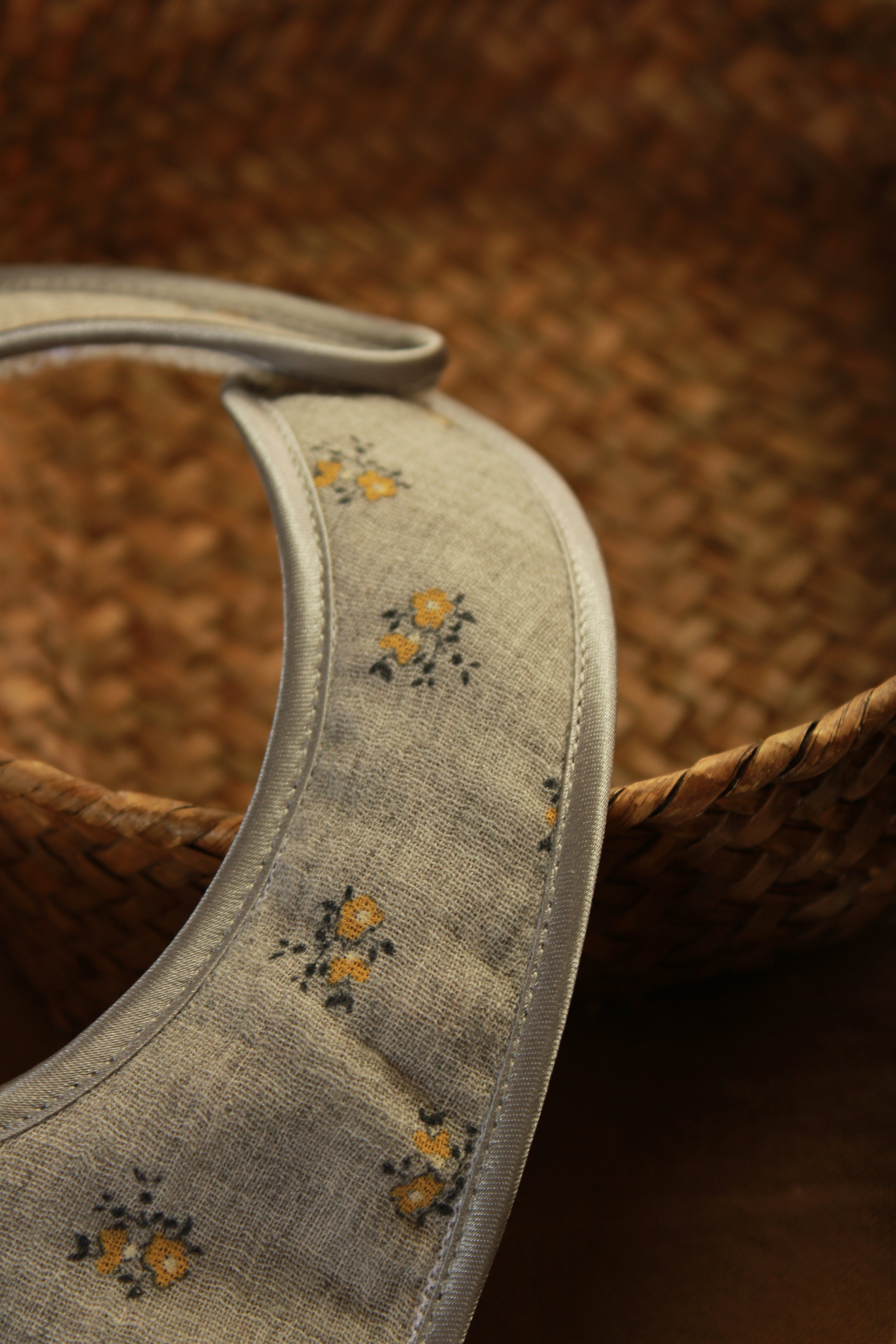 Bavoir en tissu éponge et fleurs mélangées