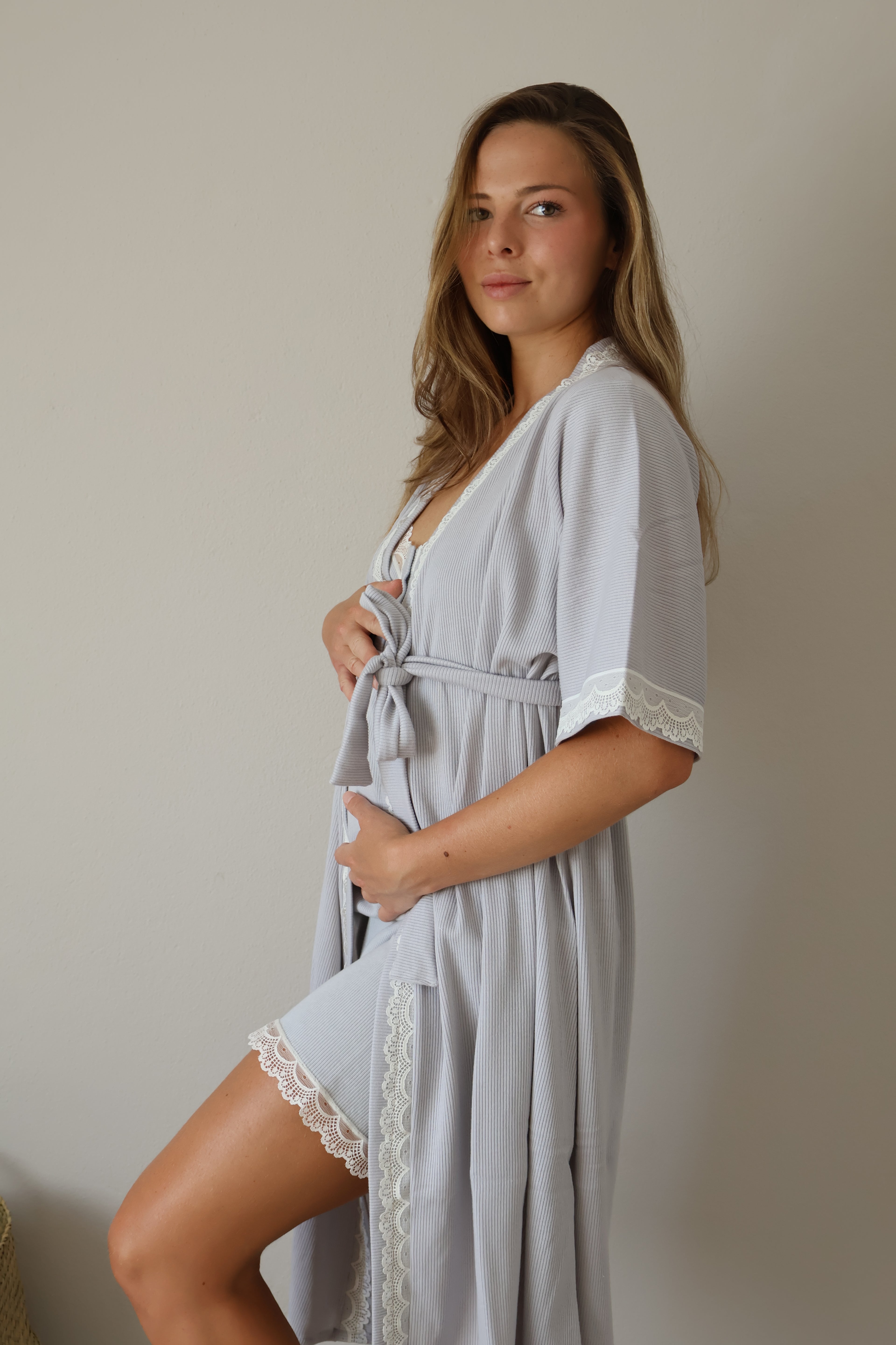 Chemise de nuit de maternité avec bretelles en dentelle et bordure côtelée, gris