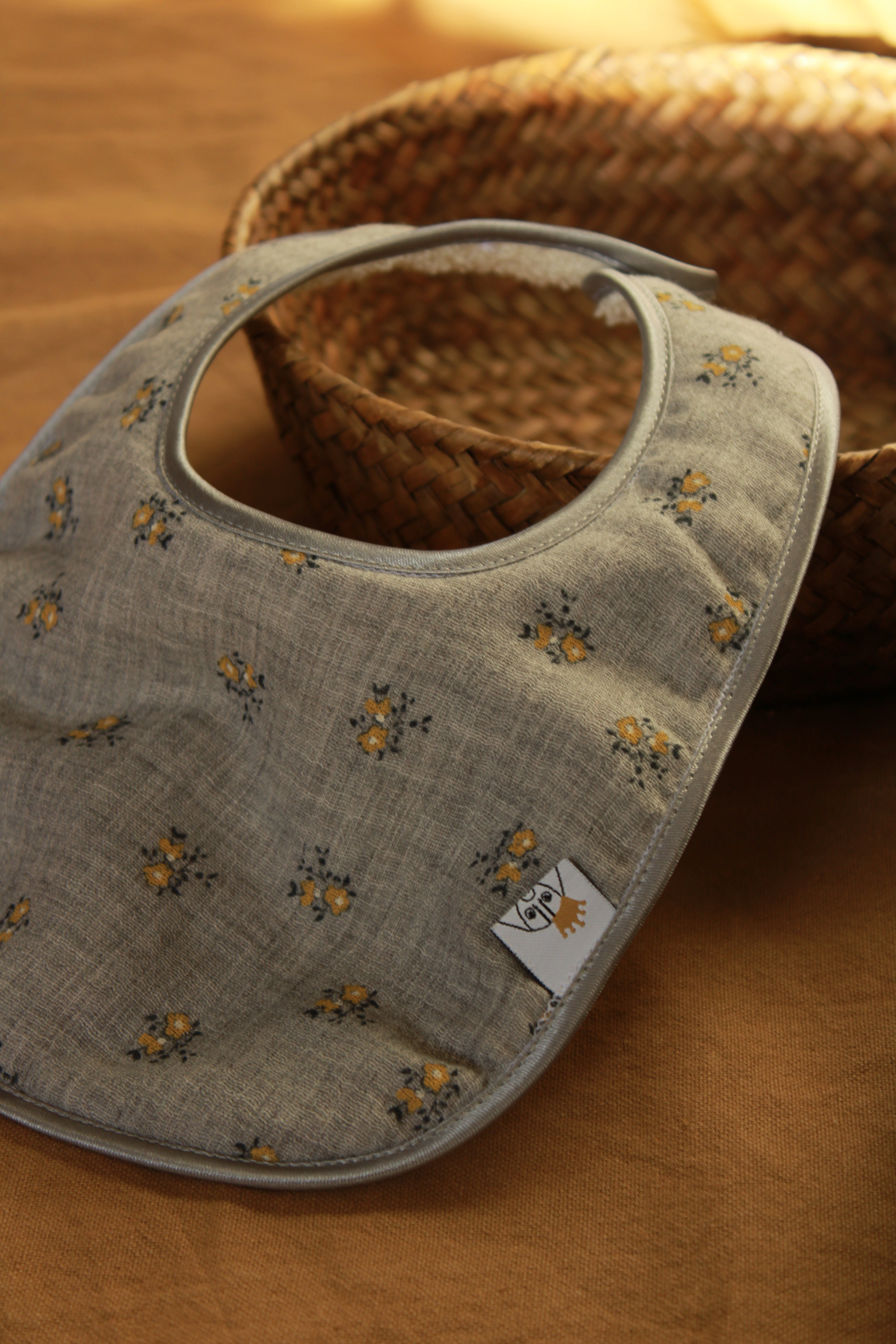 Bavoir en tissu éponge et fleurs mélangées