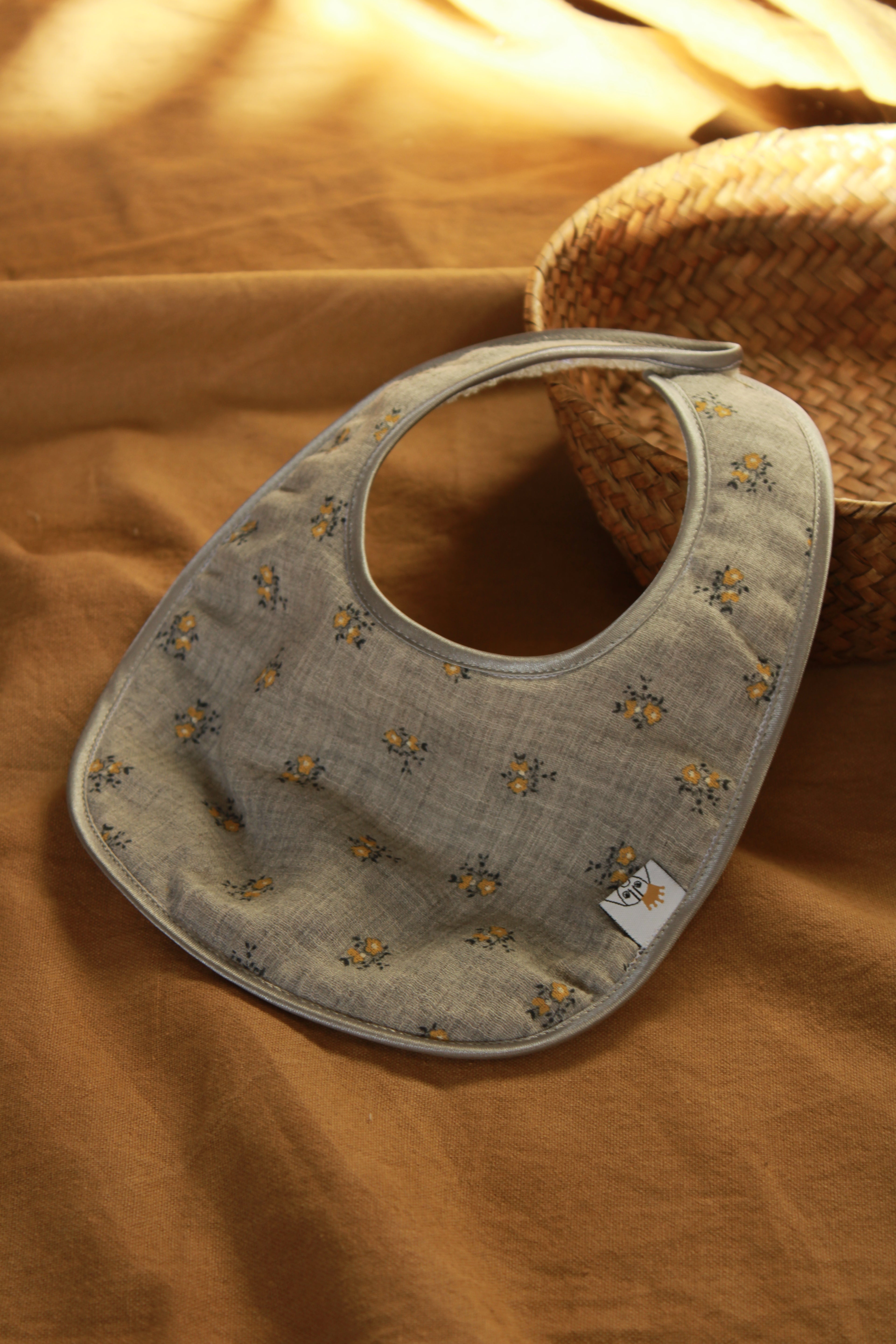 Bavoir en tissu éponge et fleurs mélangées