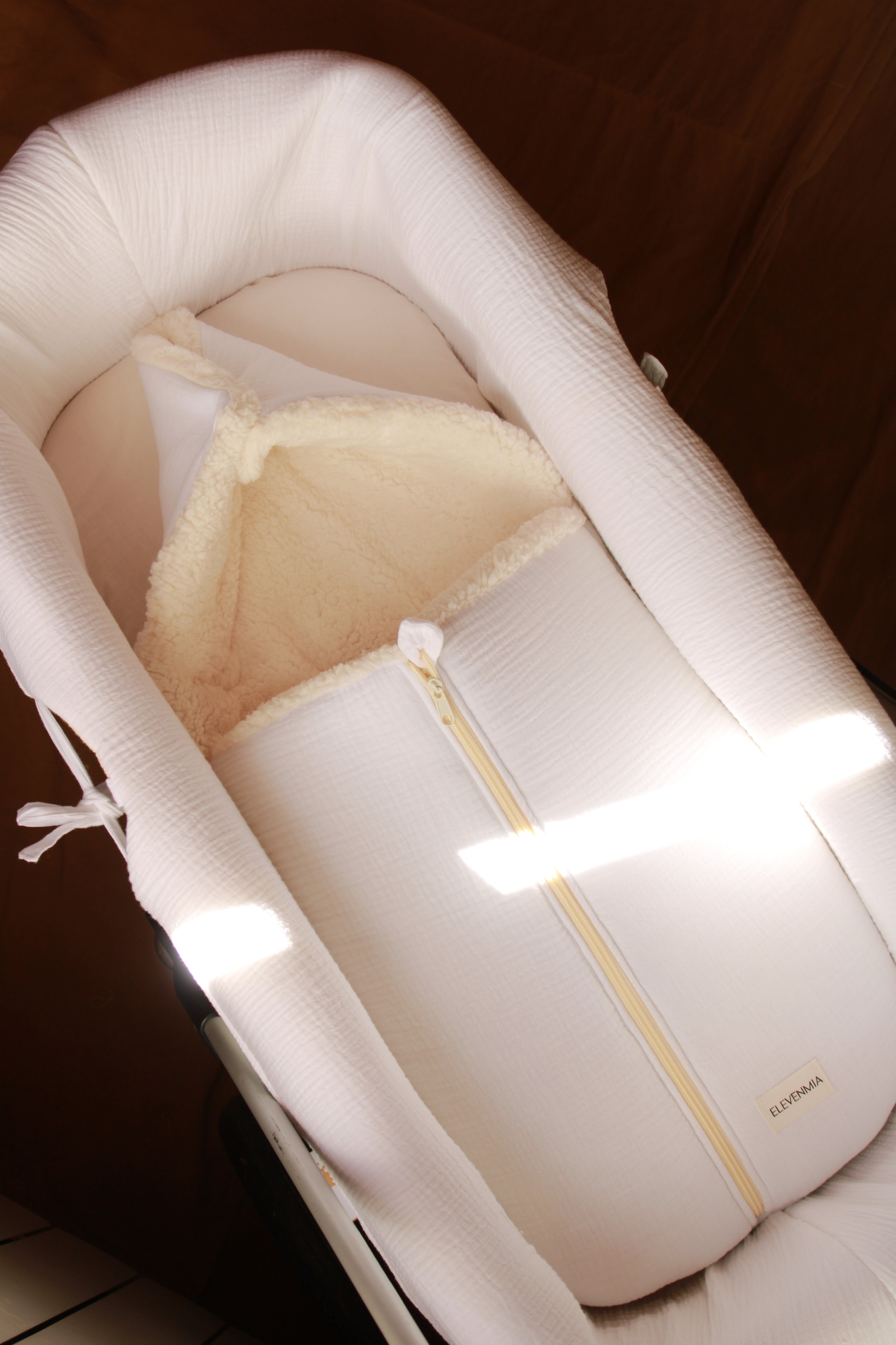 Sac panier en gaze blanche et peau de mouton