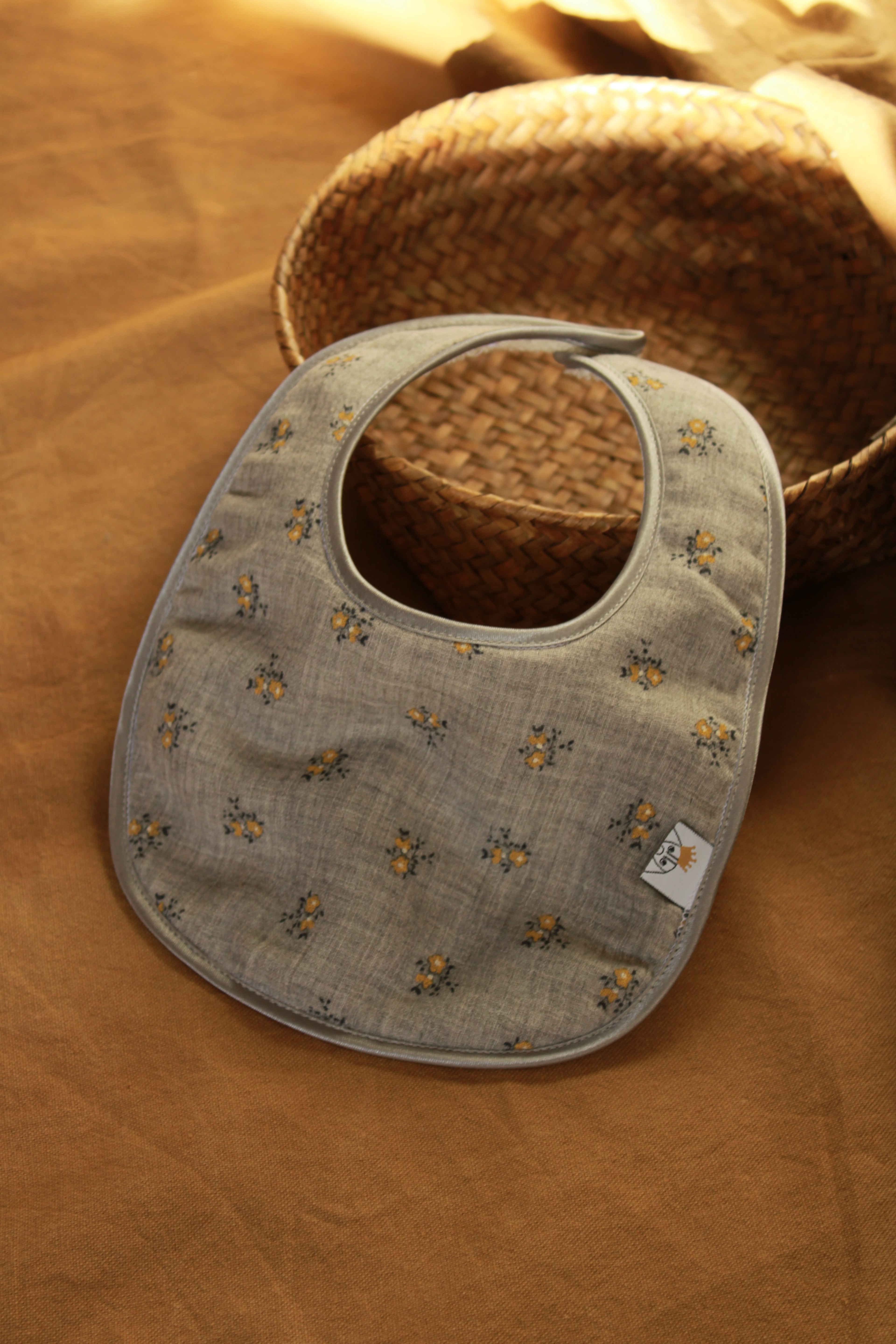 Bavoir en tissu éponge et fleurs mélangées