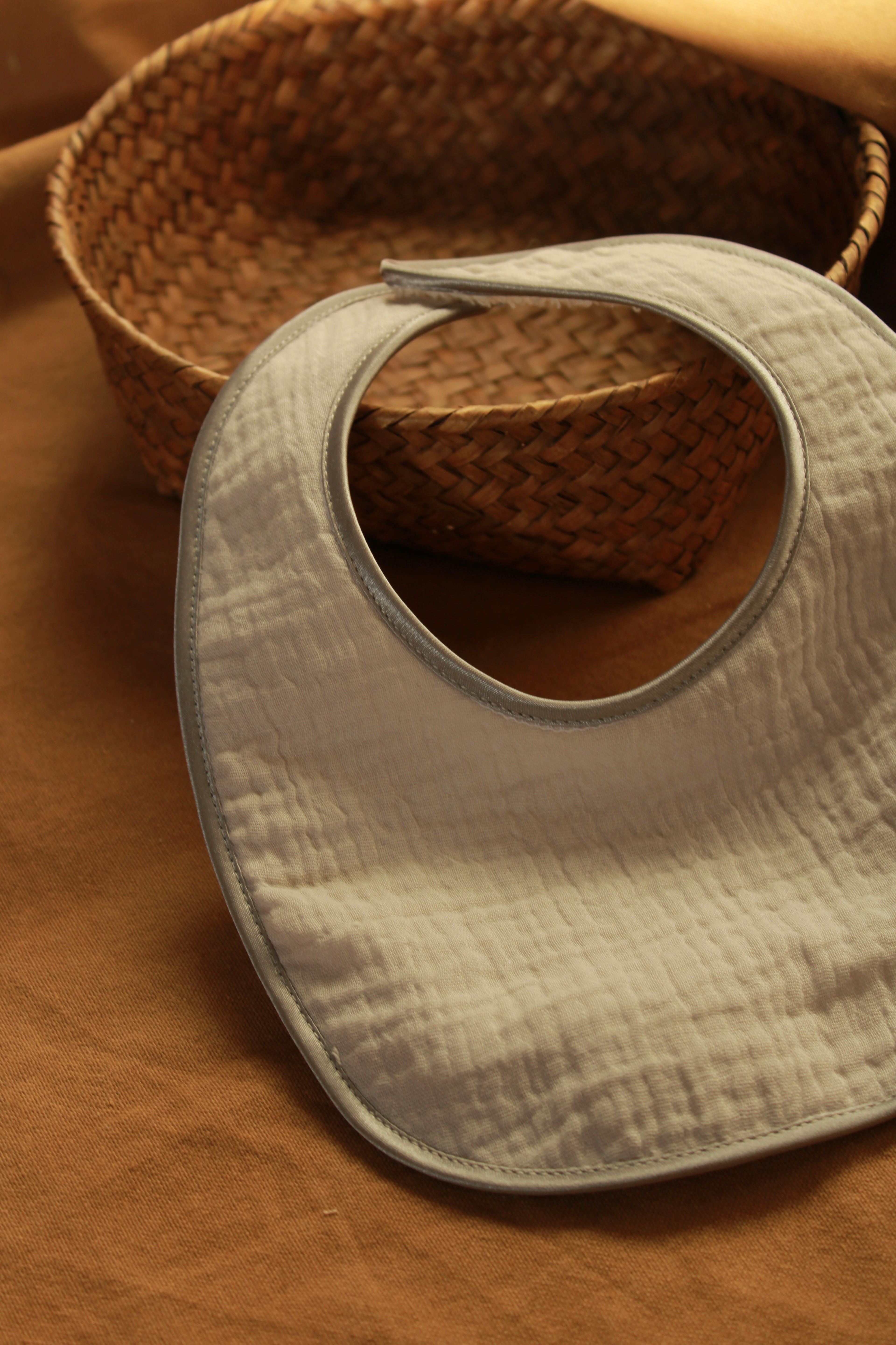 Bavoir en gaze grise + tissu éponge