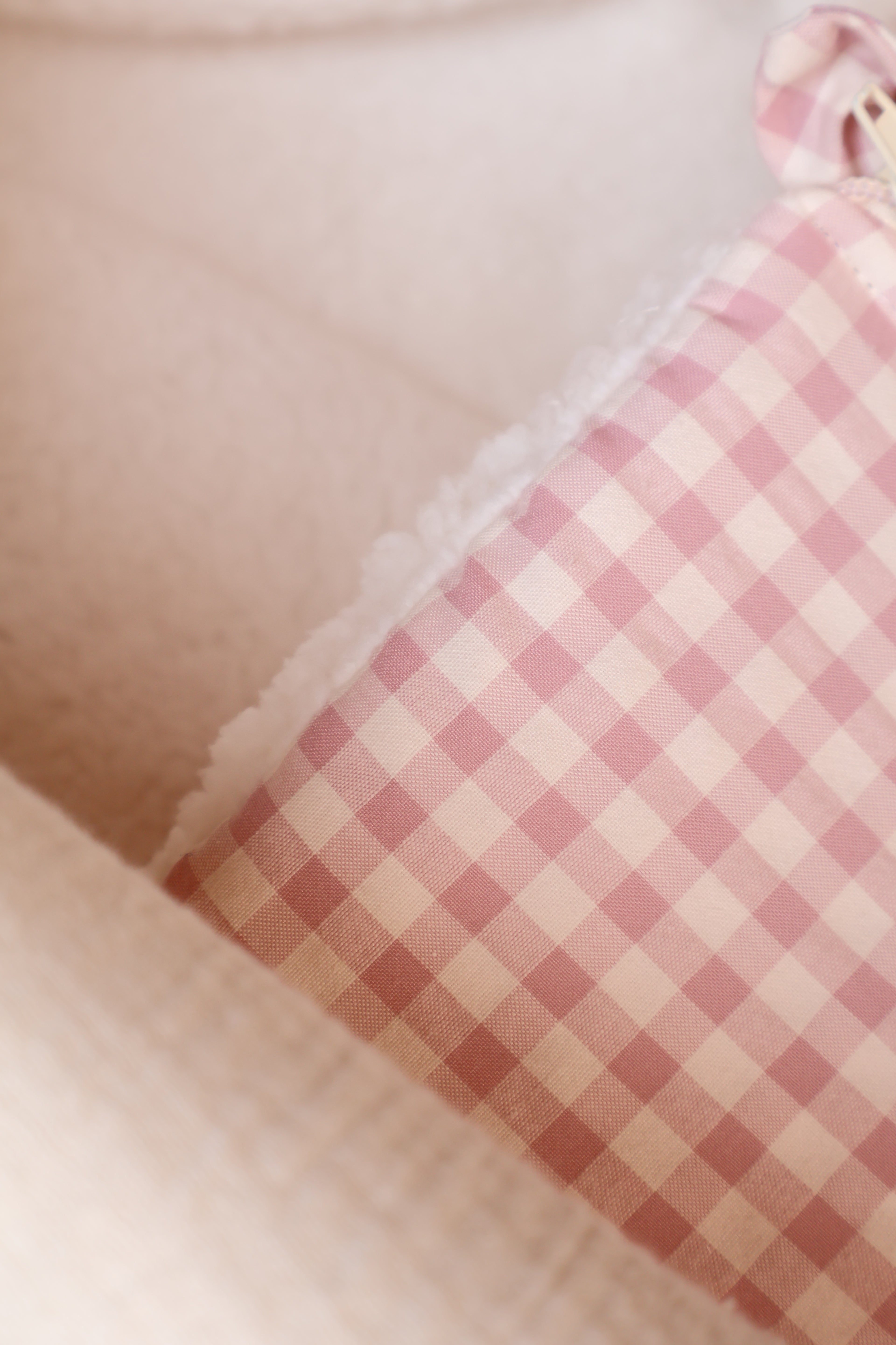 Sac de transport rose Vichy + peau de mouton