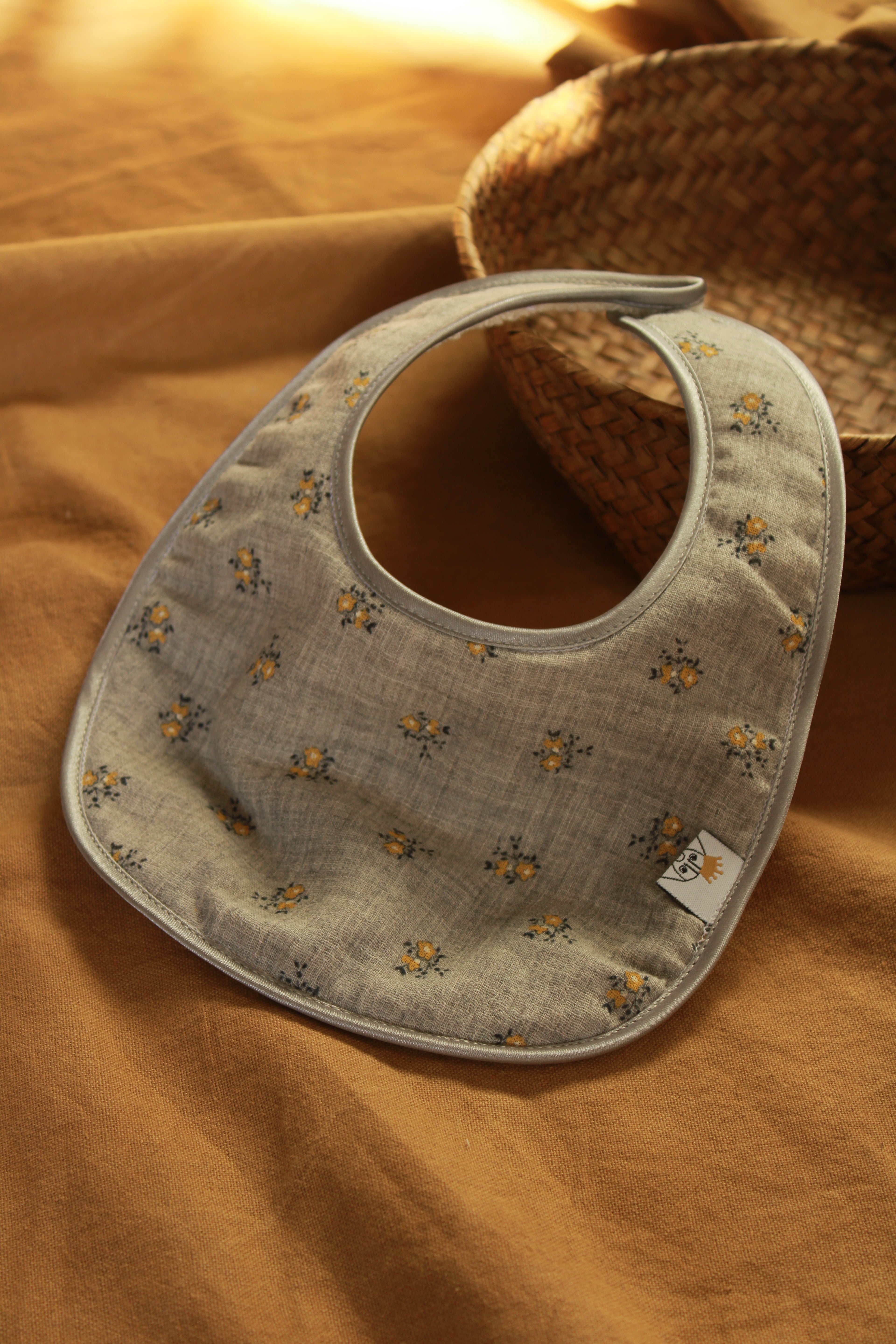 Bavoir en tissu éponge et fleurs mélangées