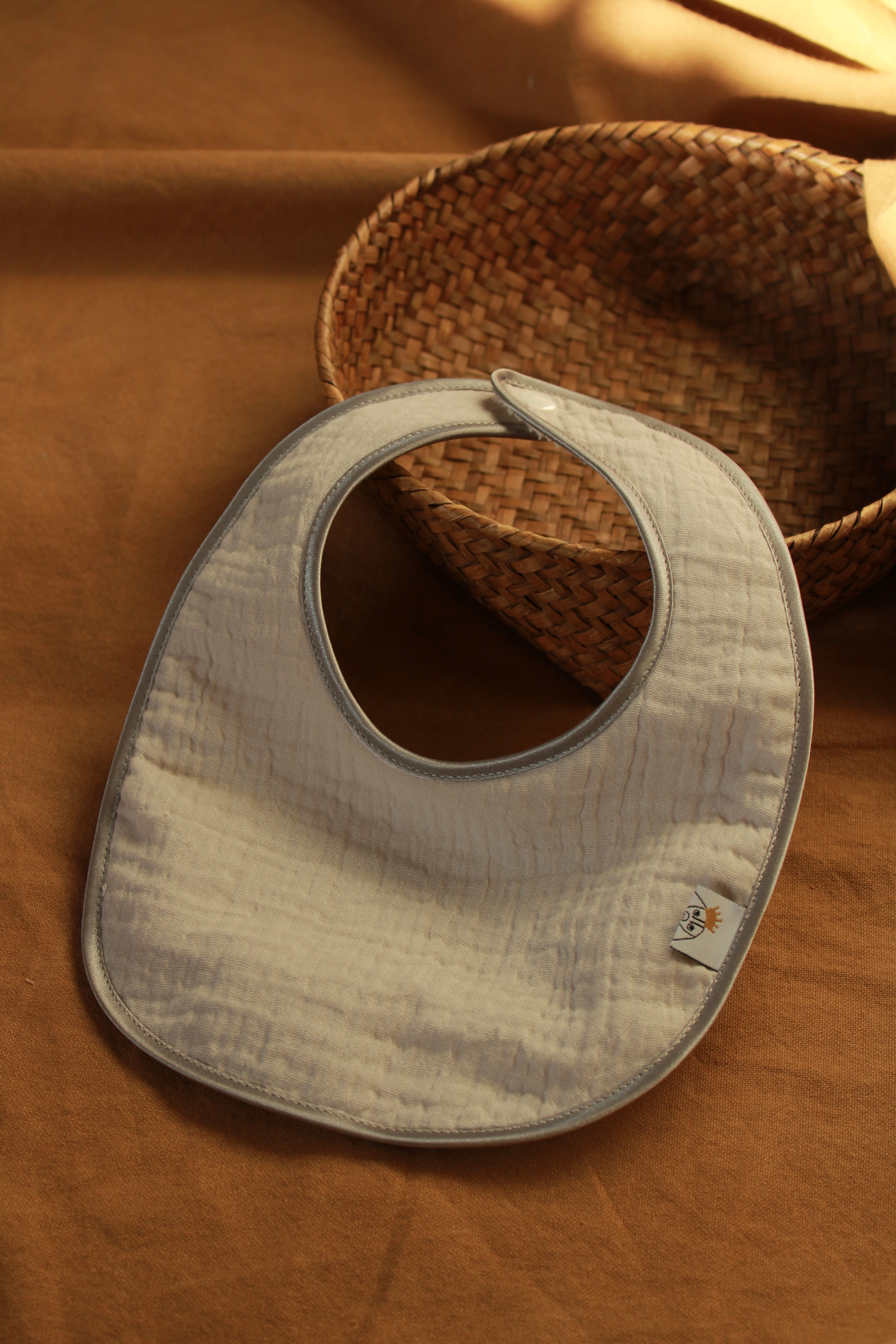 Bavoir en gaze grise + tissu éponge