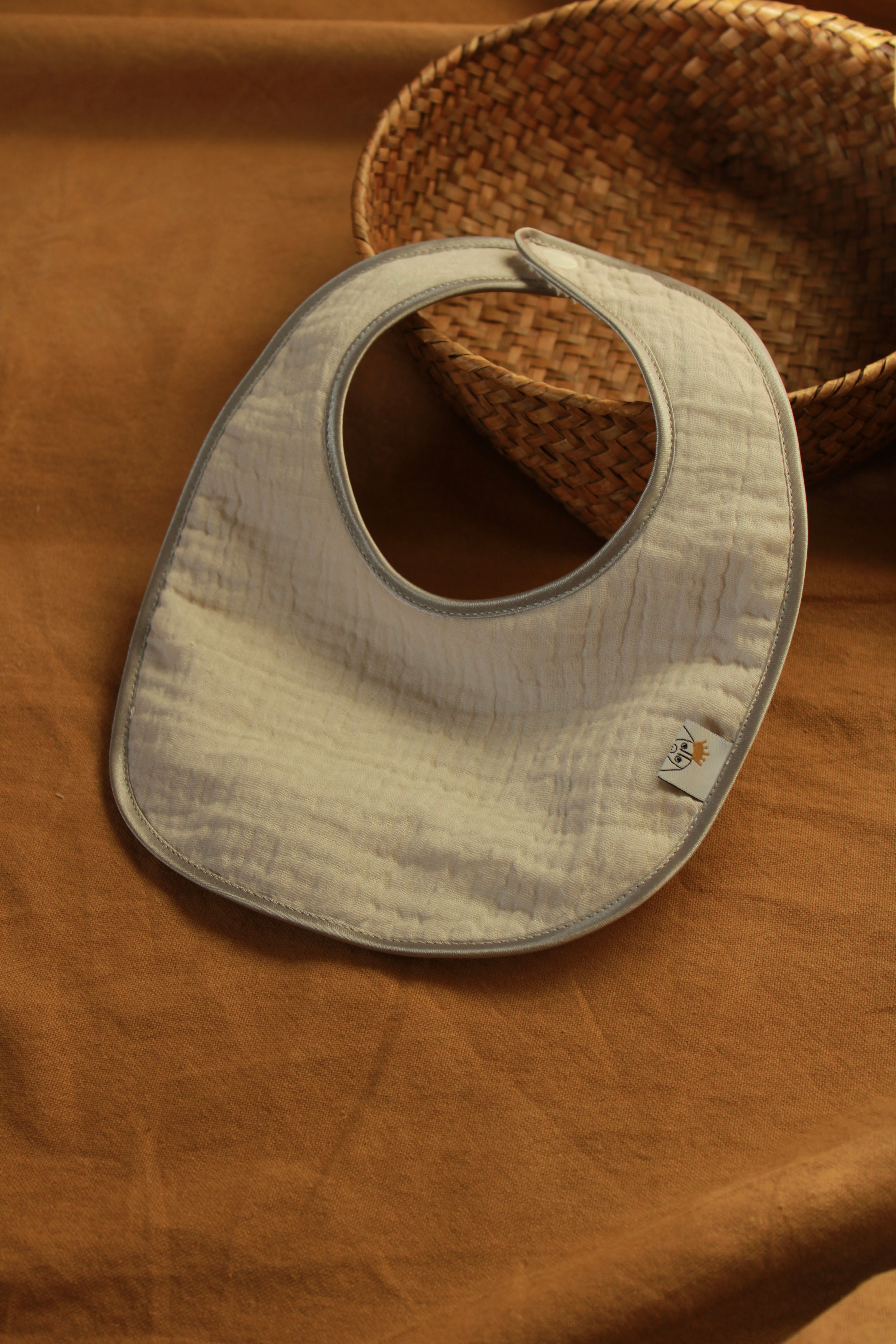 Bavoir en gaze grise + tissu éponge