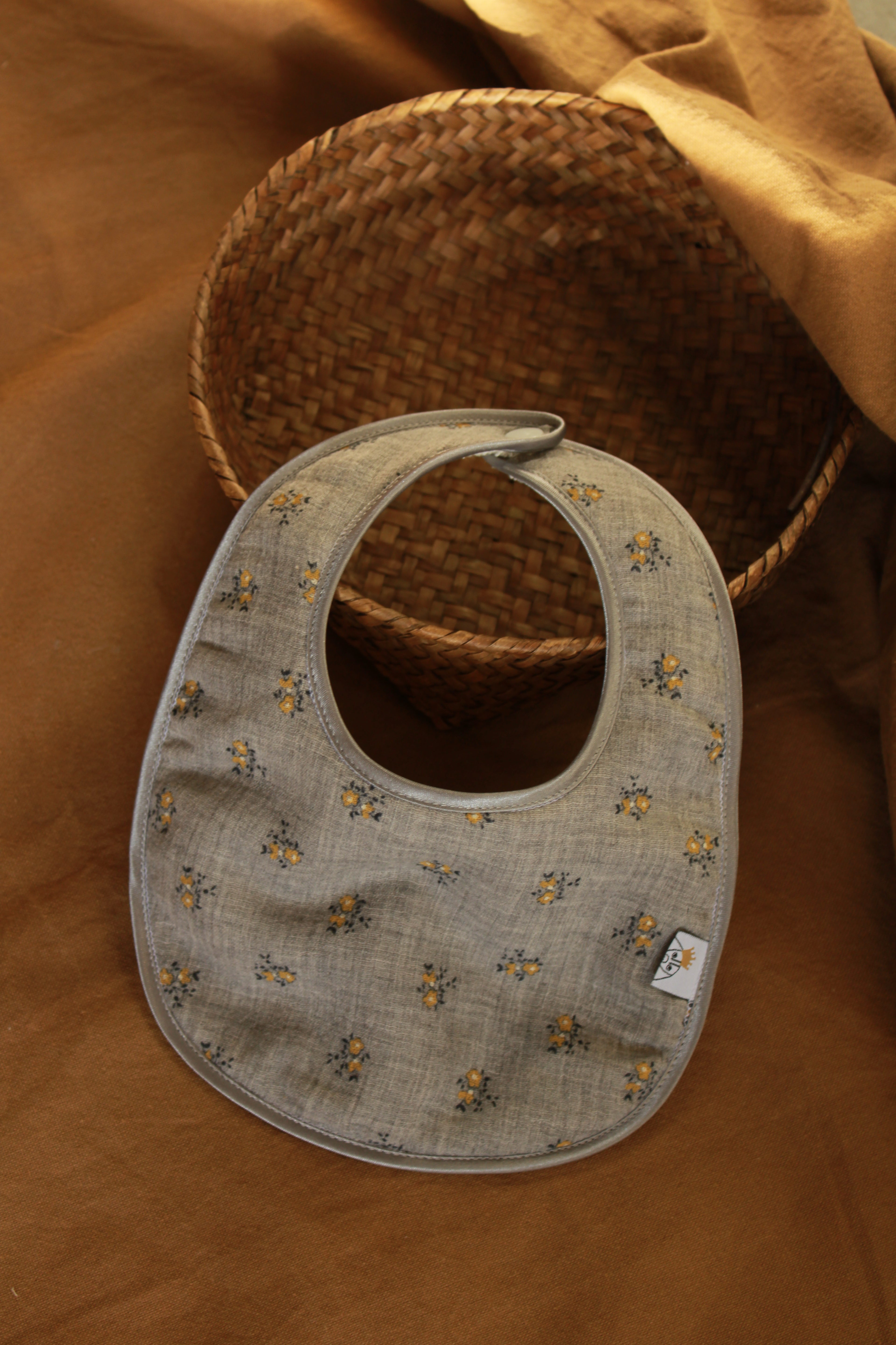 Bavoir en tissu éponge et fleurs mélangées