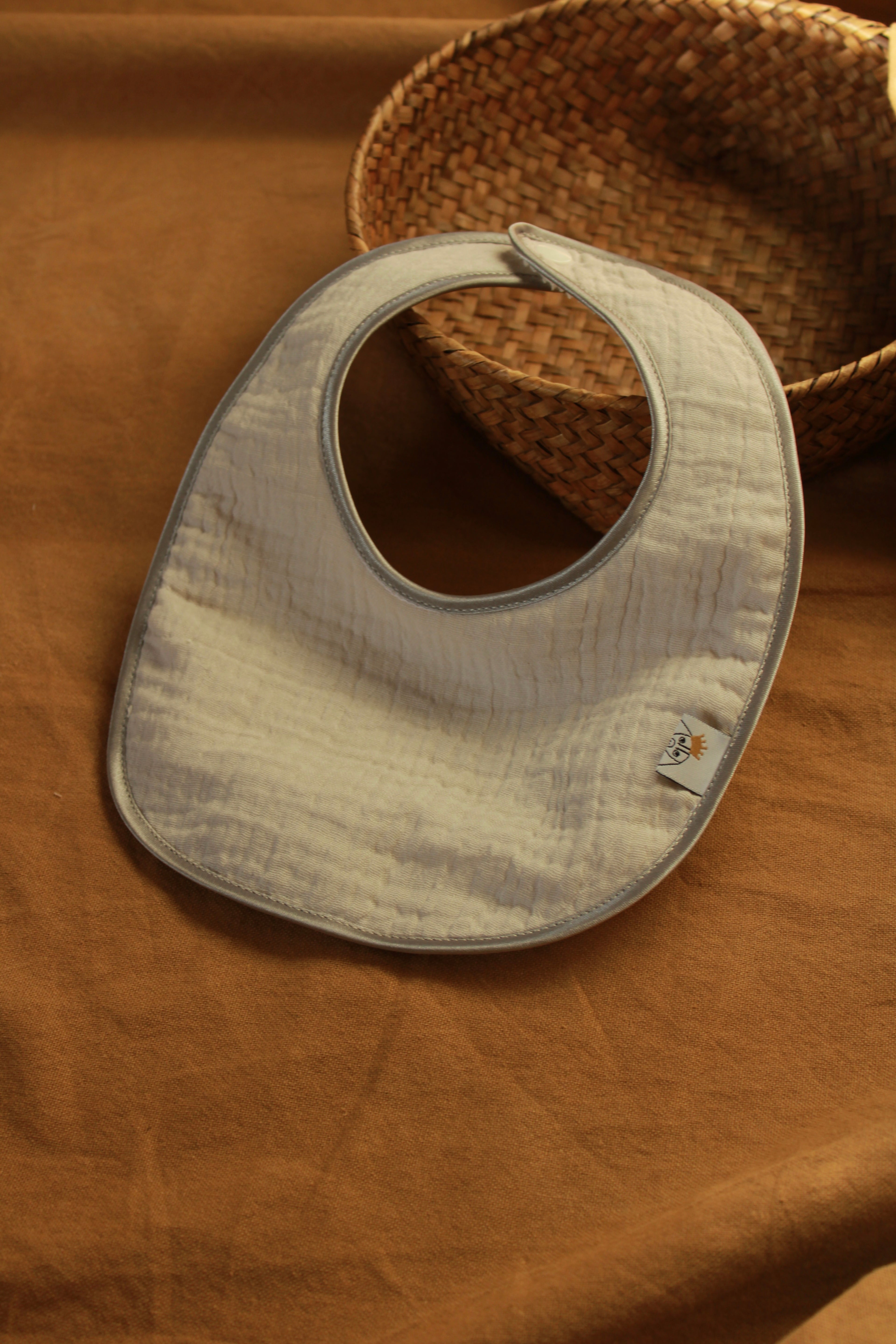 Bavoir en gaze grise + tissu éponge