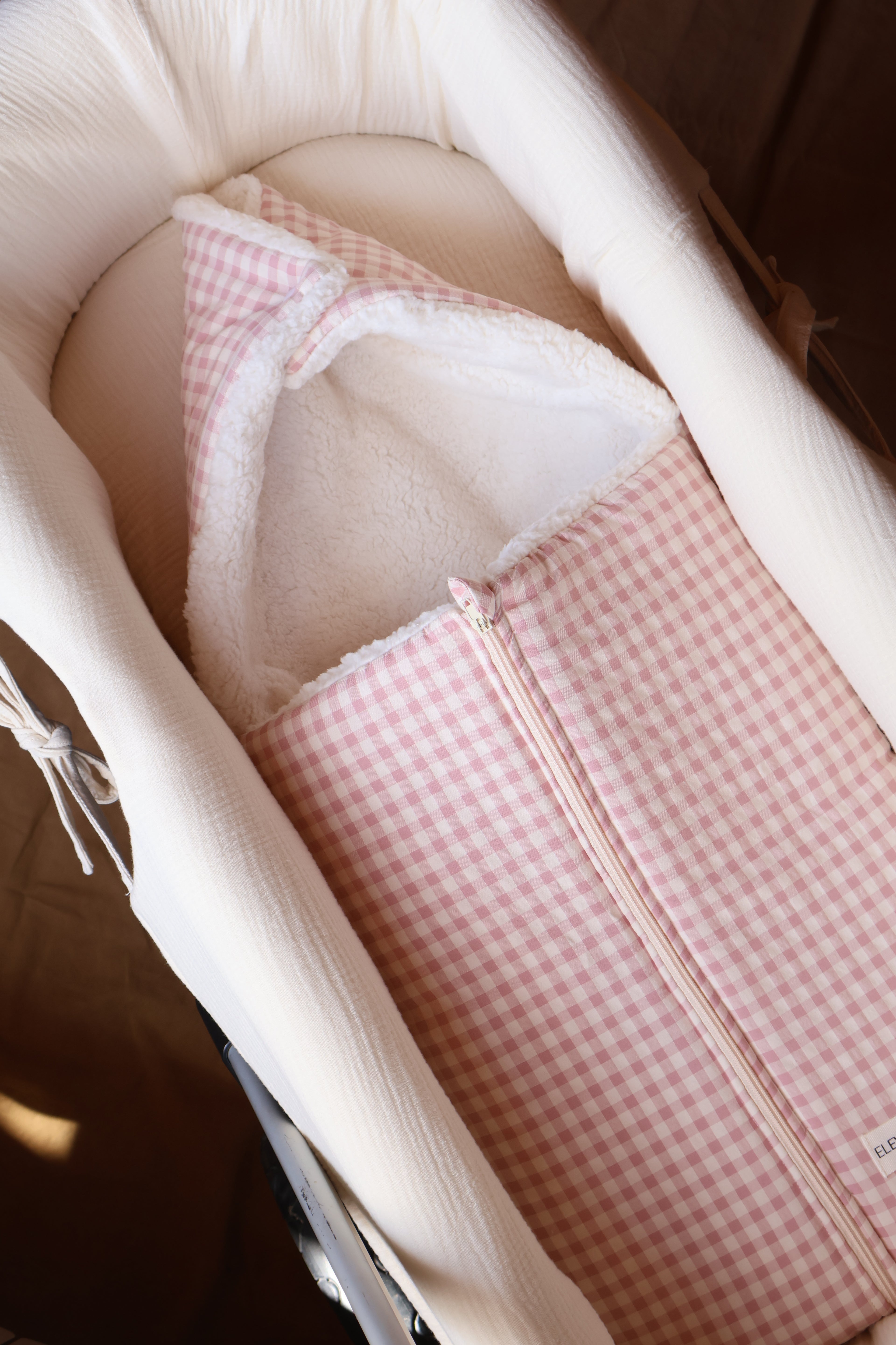 Sac de transport rose Vichy + peau de mouton