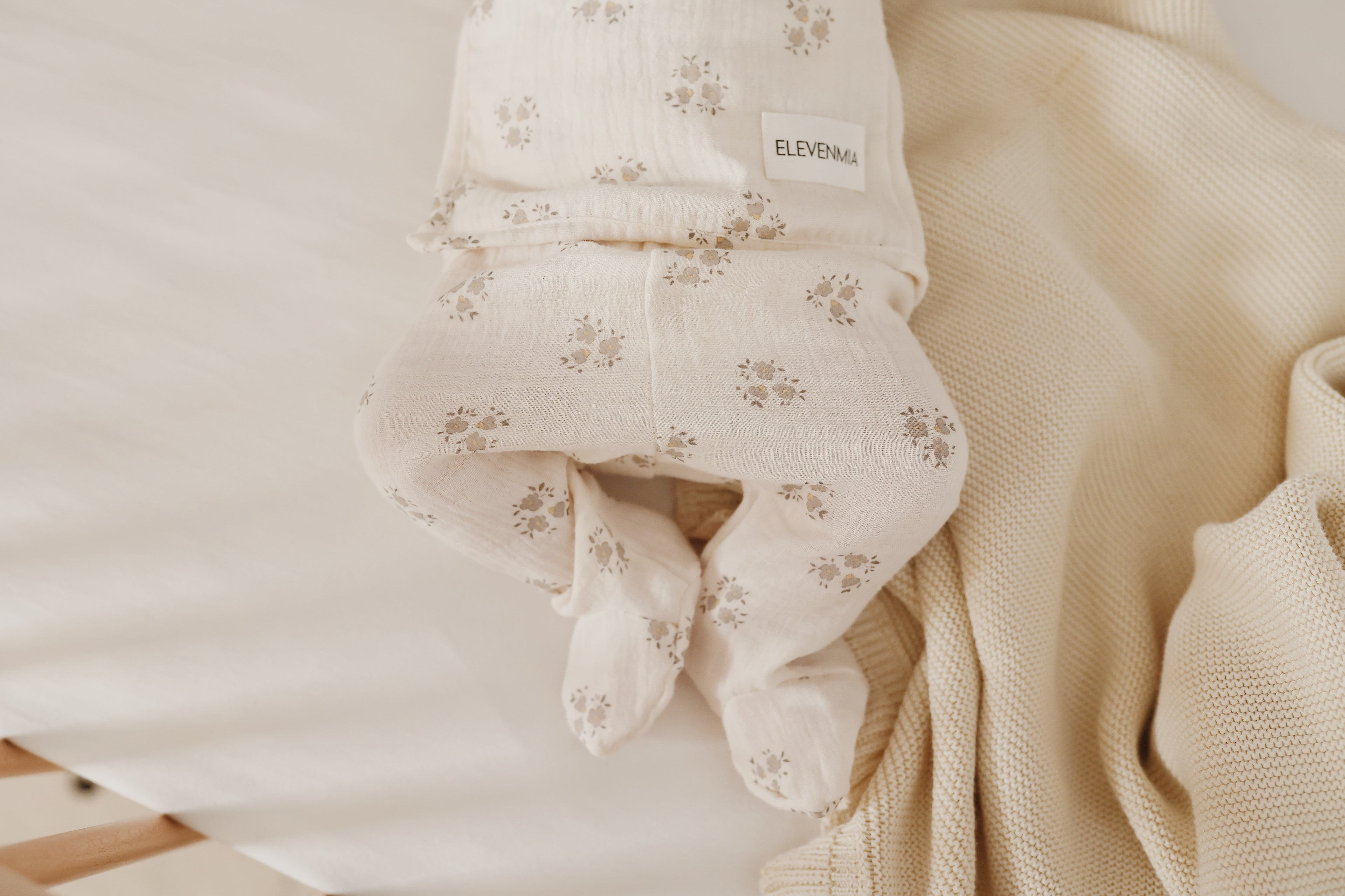 Ensemble chemise cache-cœur et leggings en mousseline grise SIA