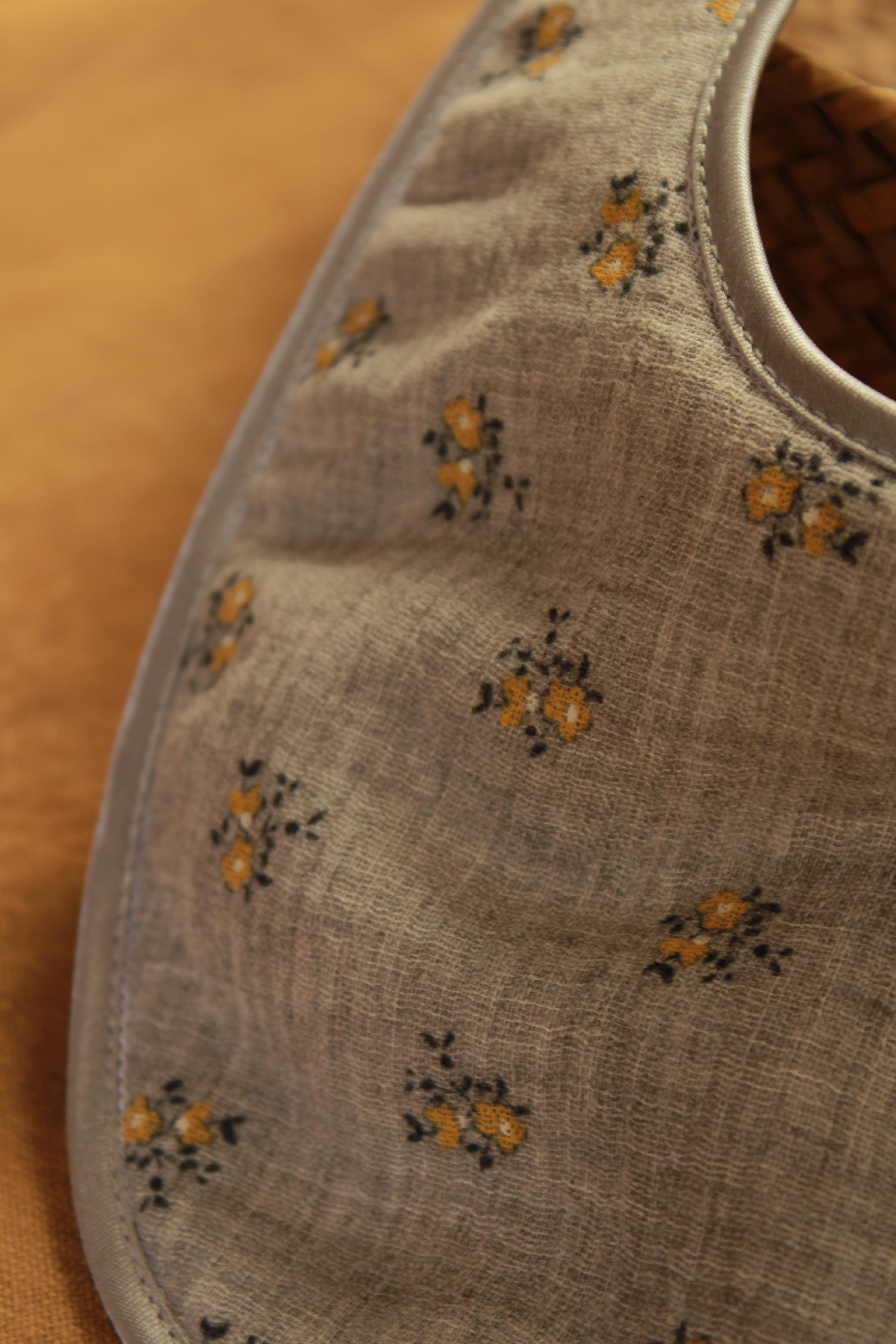 Bavoir en tissu éponge et fleurs mélangées