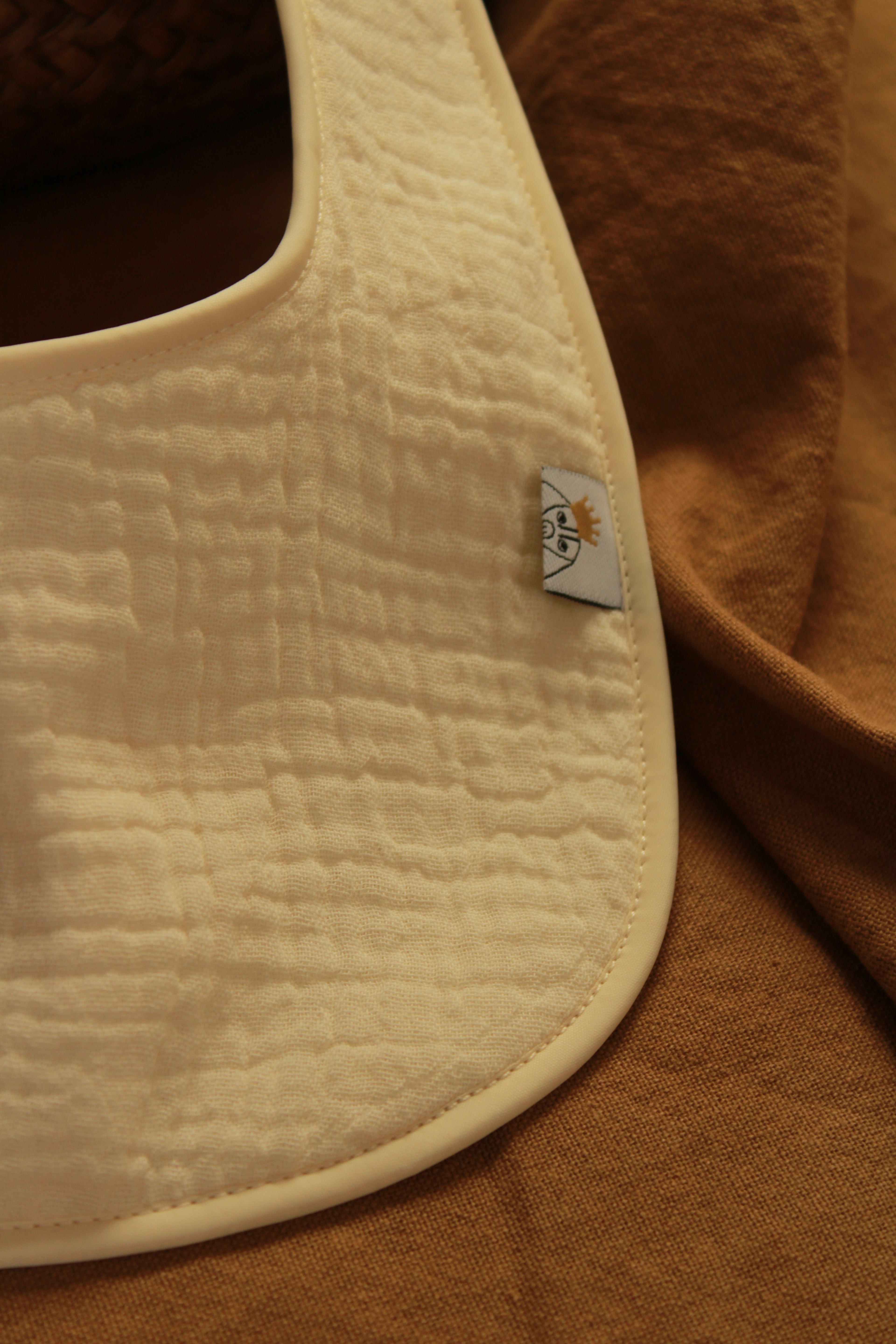 Bavoir en gaze brute et éponge