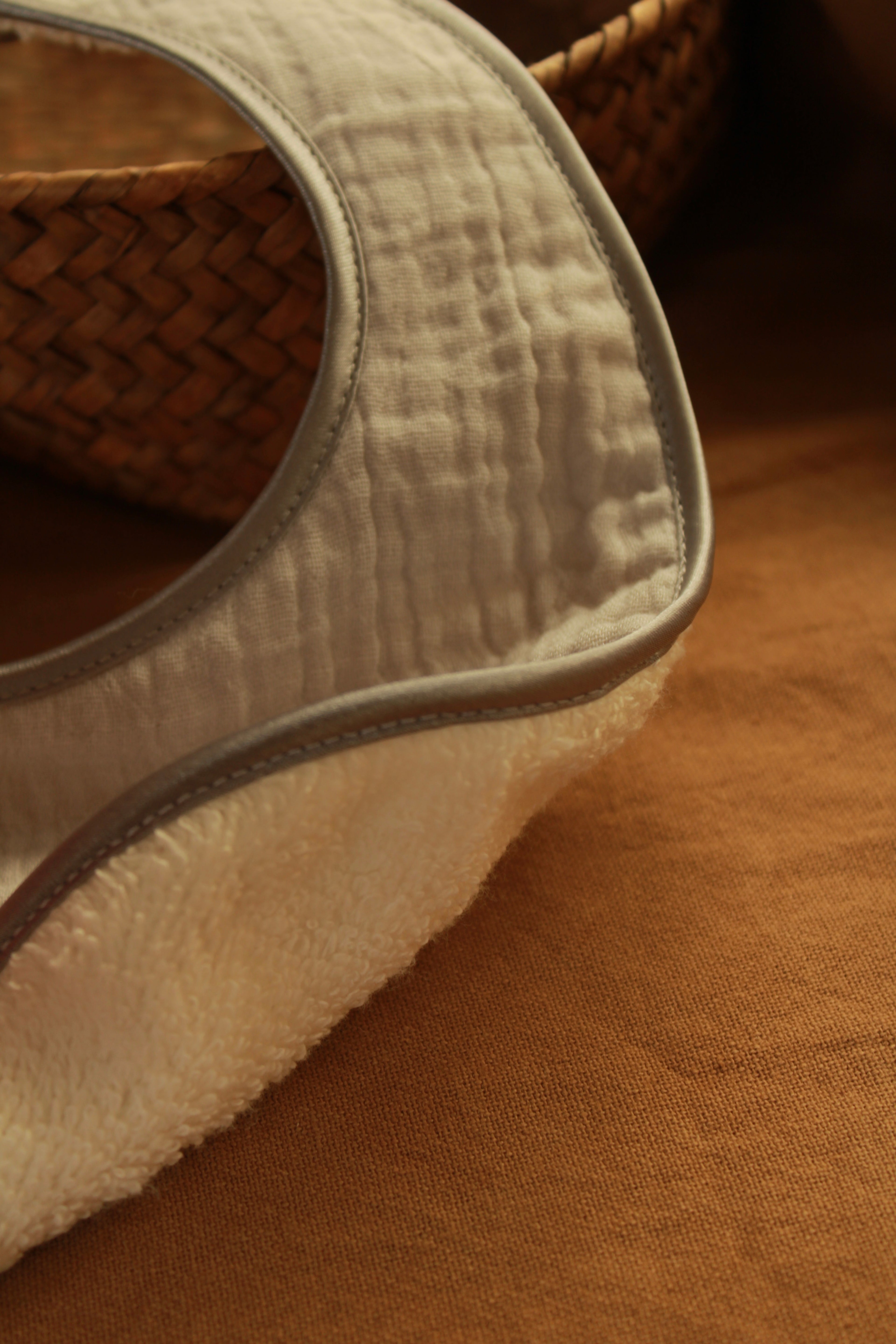 Bavoir en gaze grise + tissu éponge