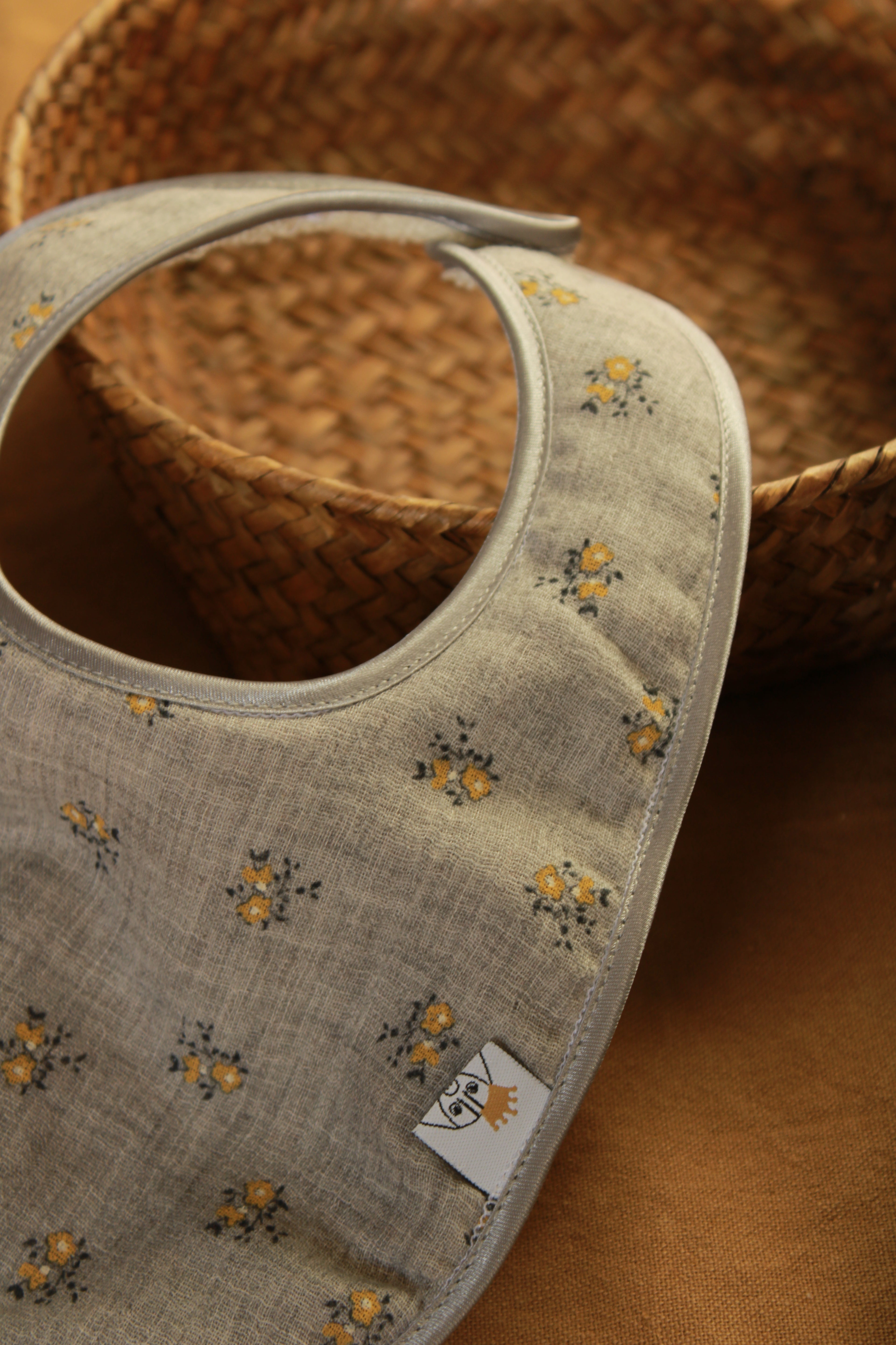 Bavoir en tissu éponge et fleurs mélangées