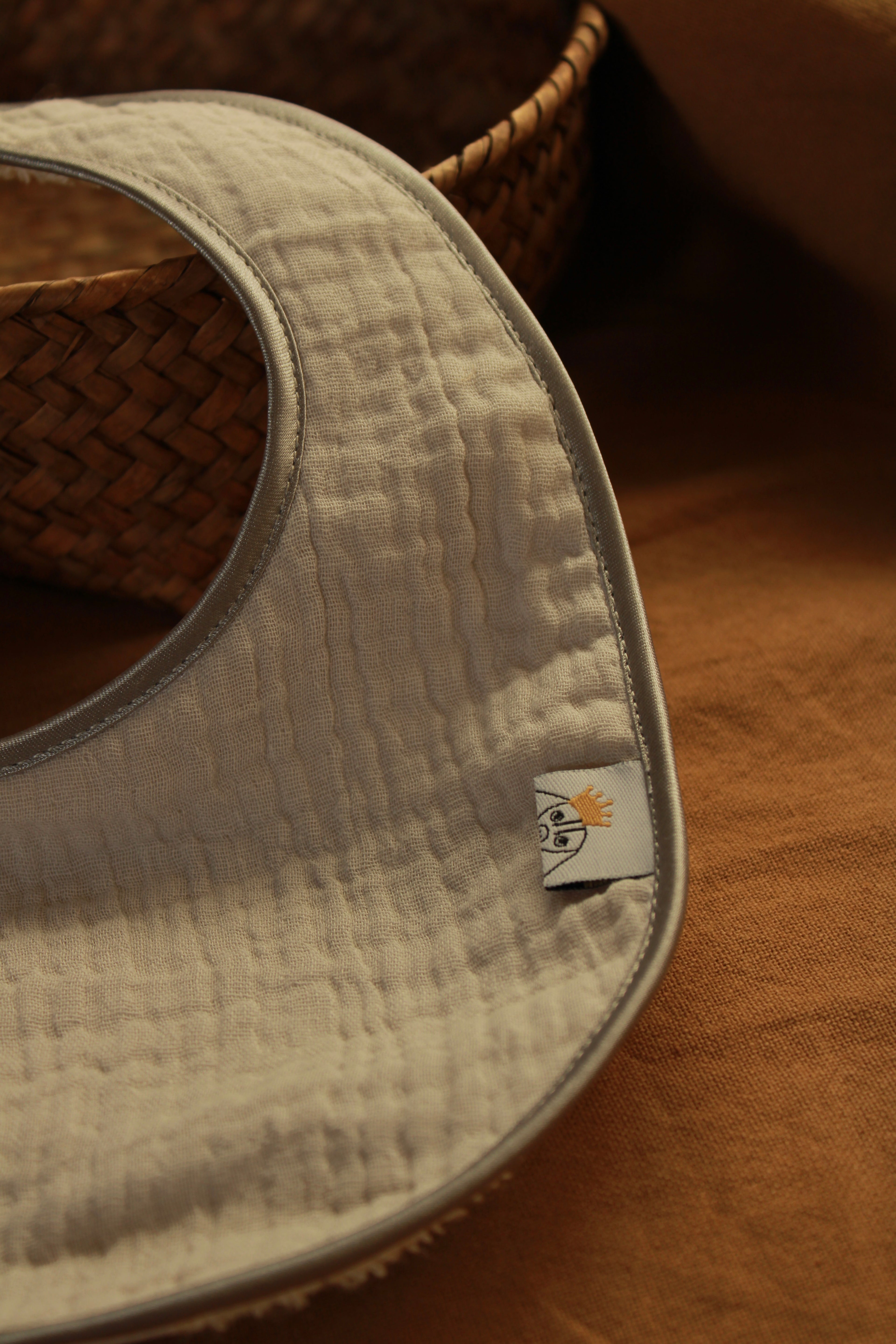 Bavoir en gaze grise + tissu éponge