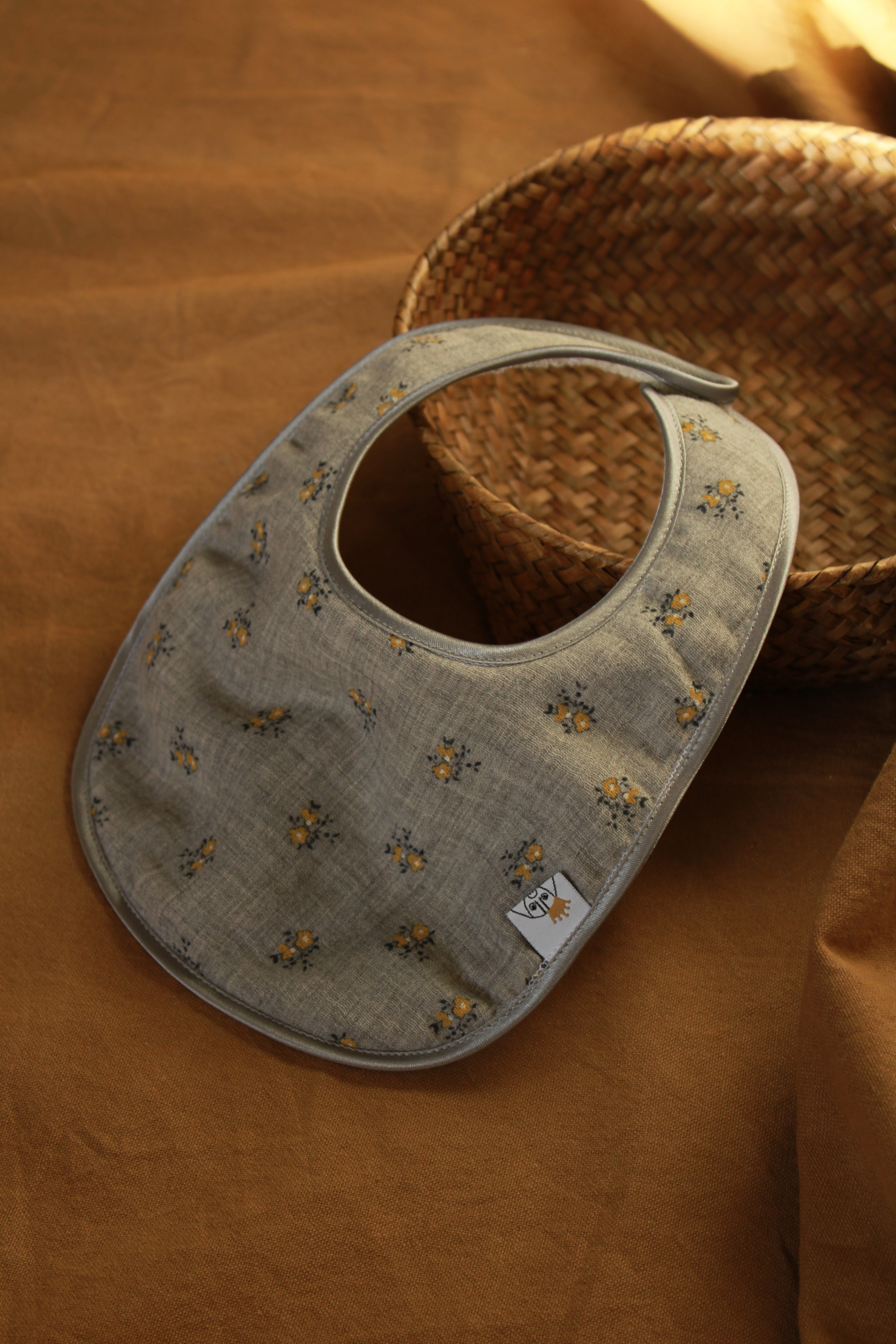 Bavoir en tissu éponge et fleurs mélangées