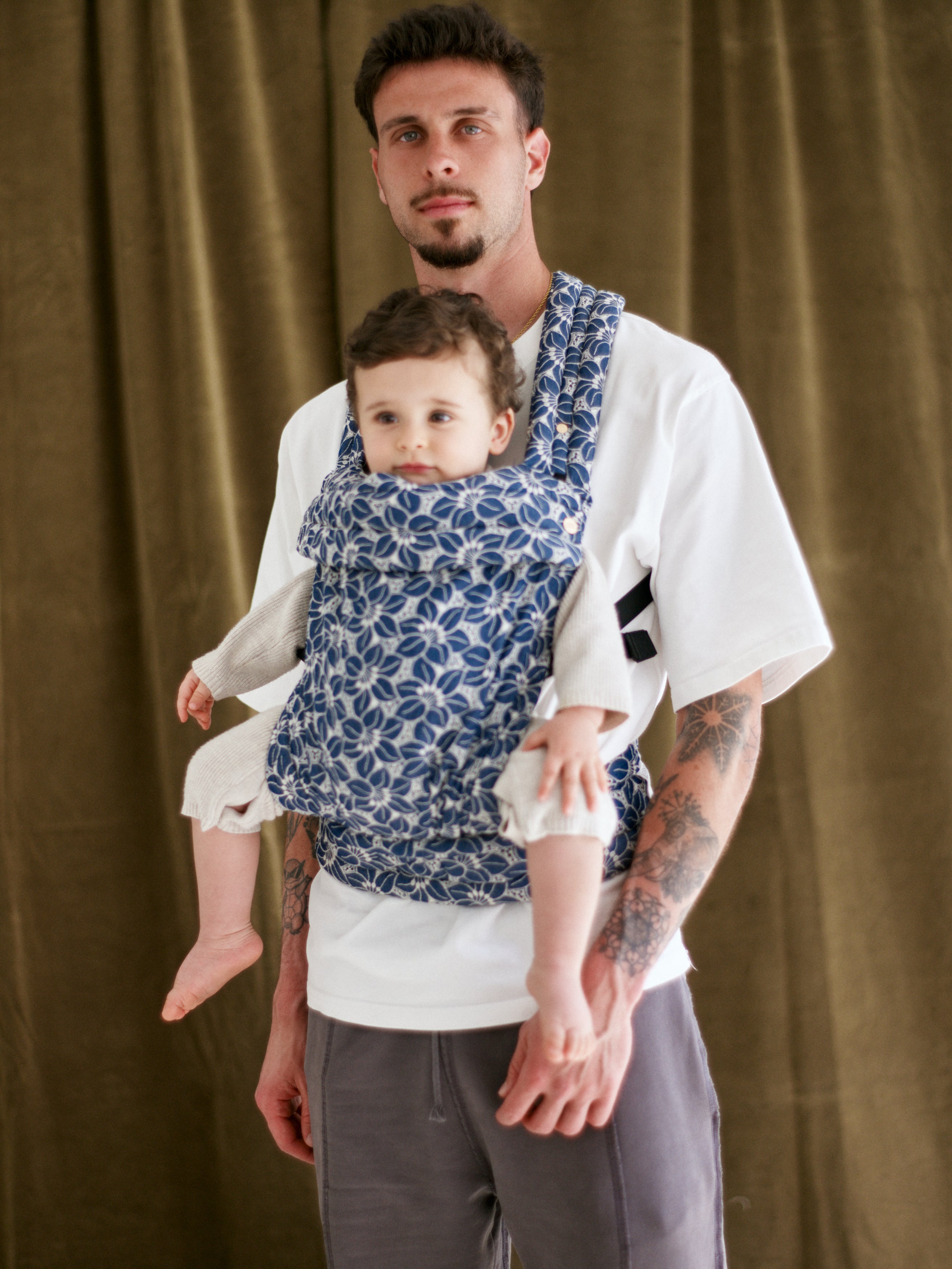 Portabebe “Apron Flower” Mömo X Elevenmia