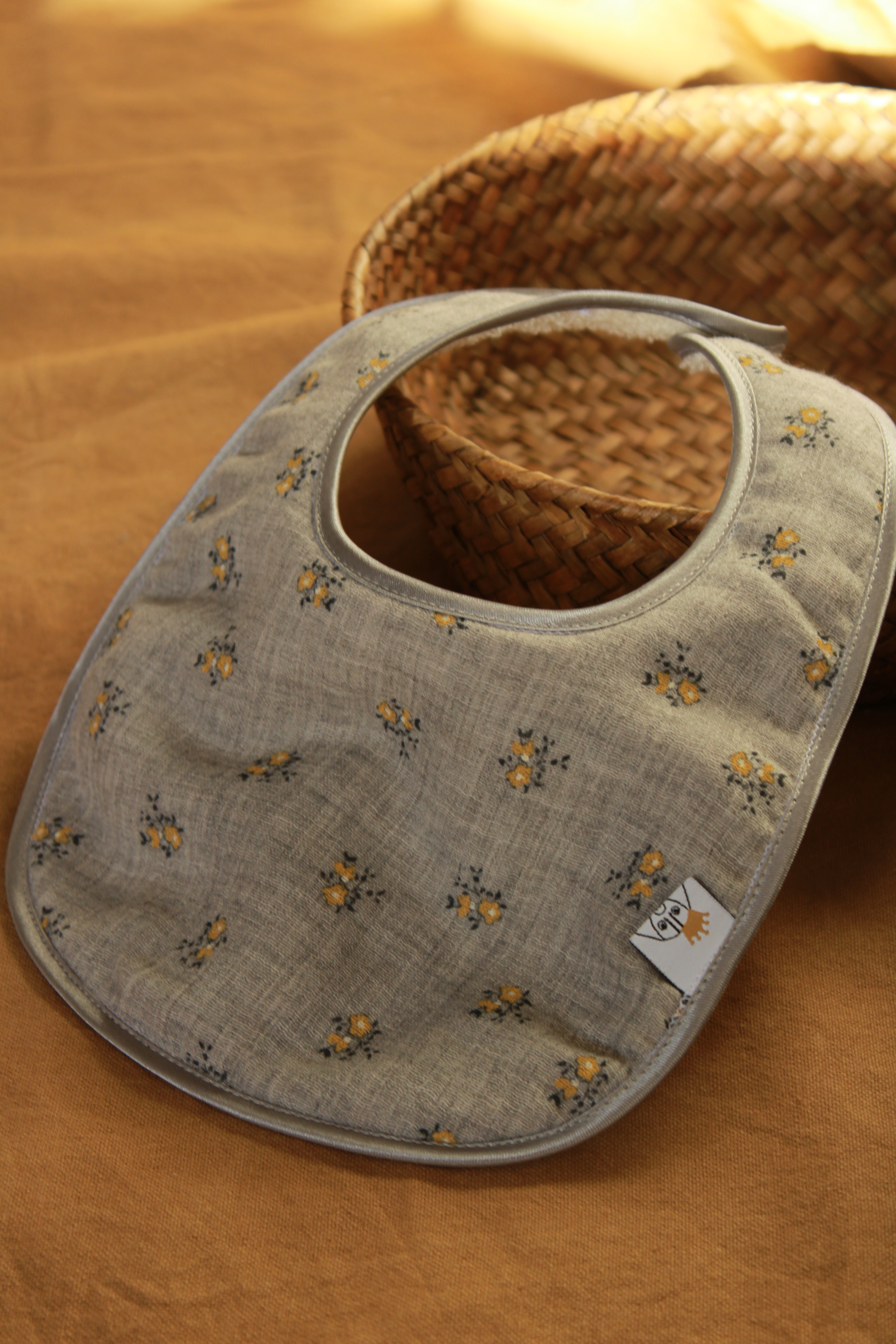 Bavoir en tissu éponge et fleurs mélangées