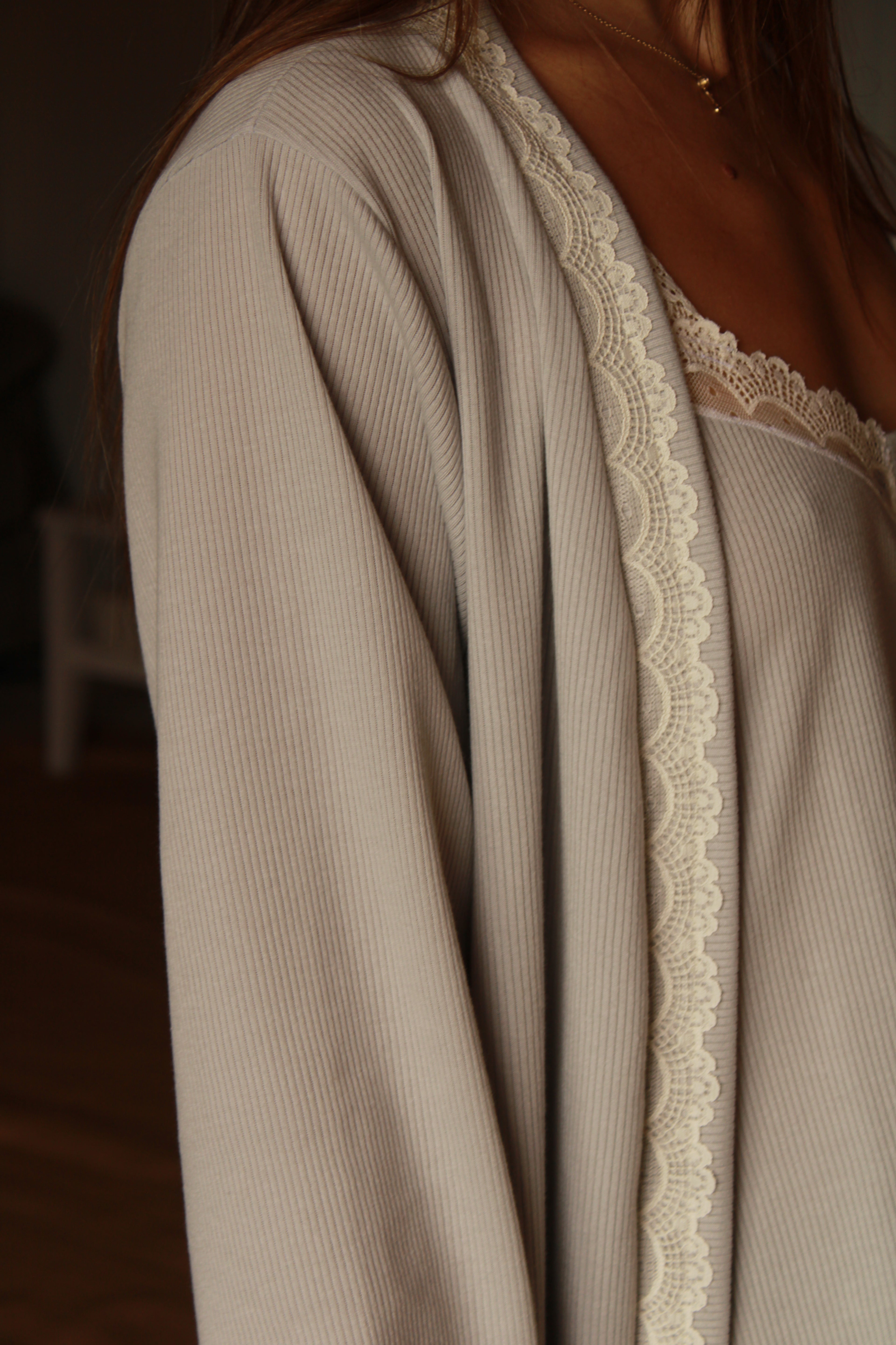 Robe côtelée grise à manches longues et dentelle