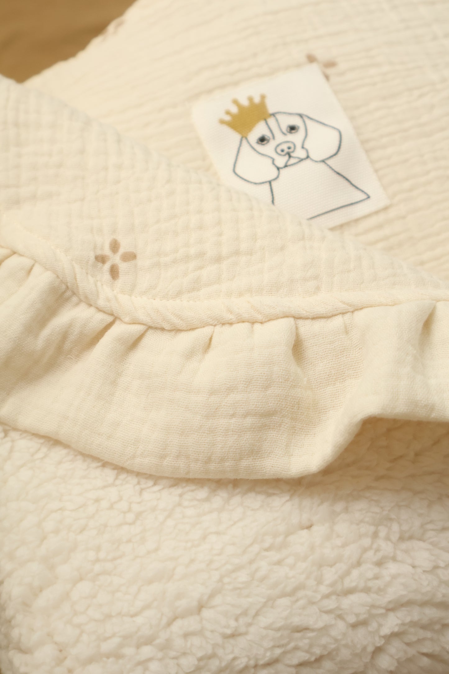 Beige Muslin + Mía Ruffle Cooing