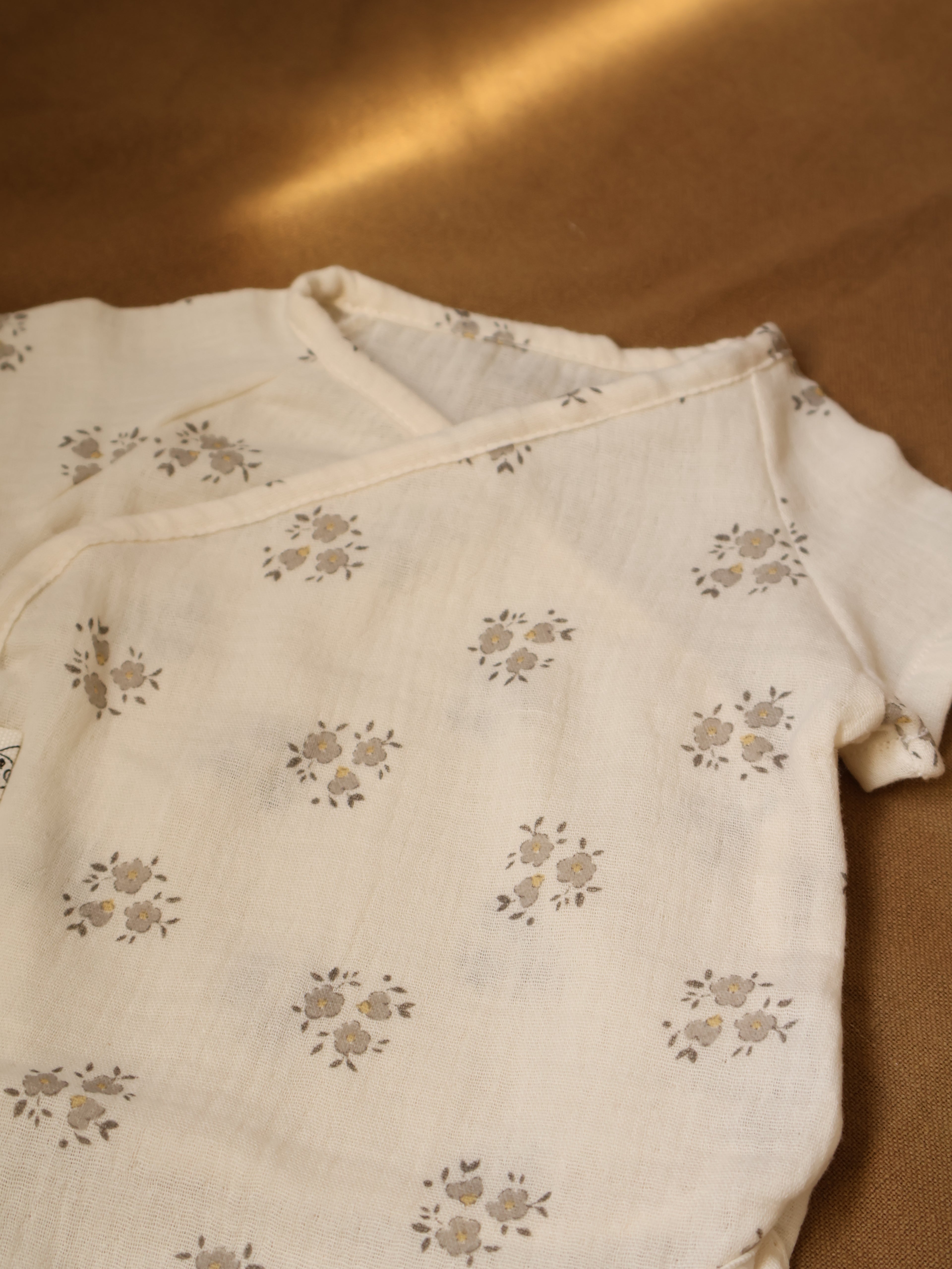 Body à manches courtes en mousseline grise SIA