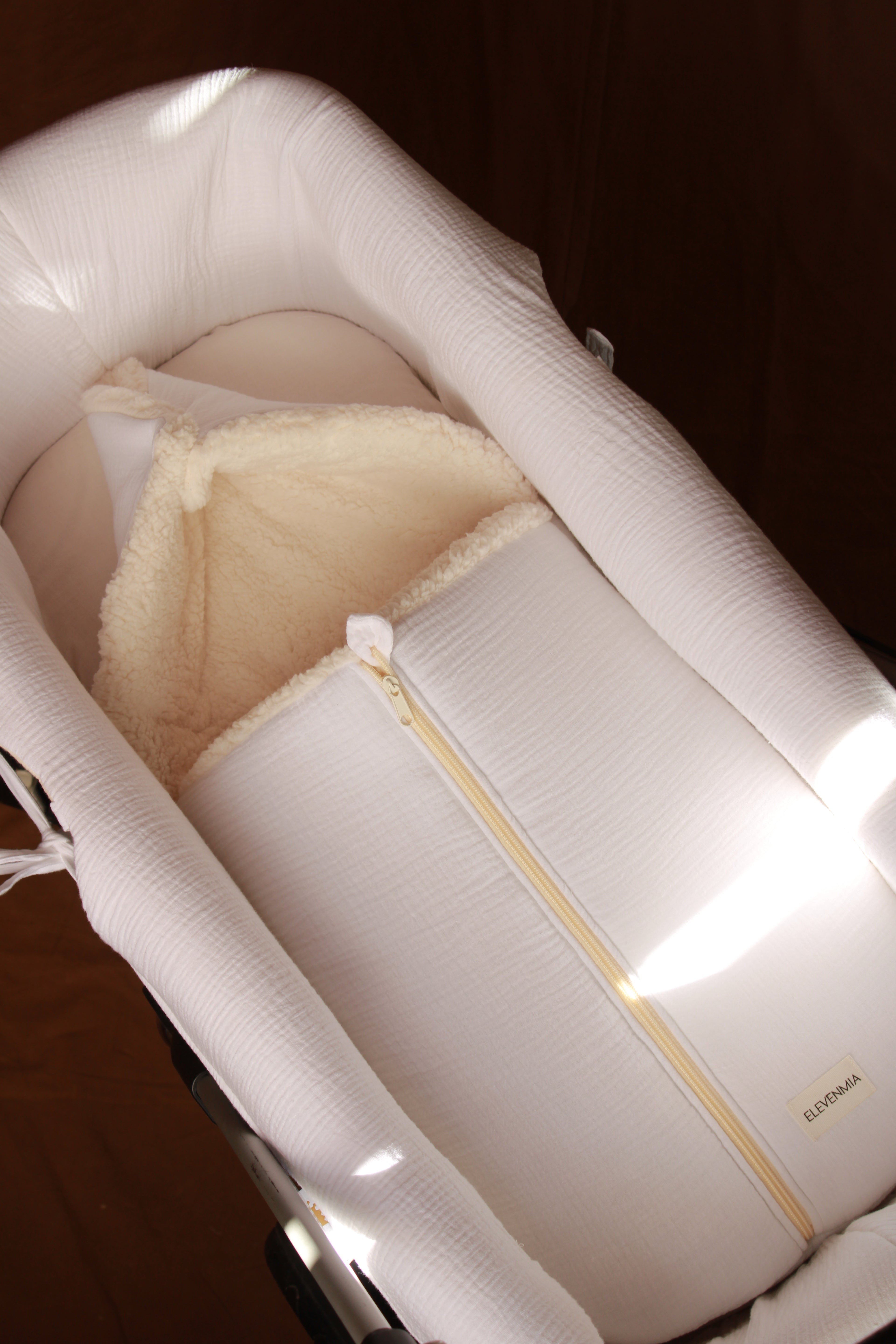 Sac panier en gaze blanche et peau de mouton