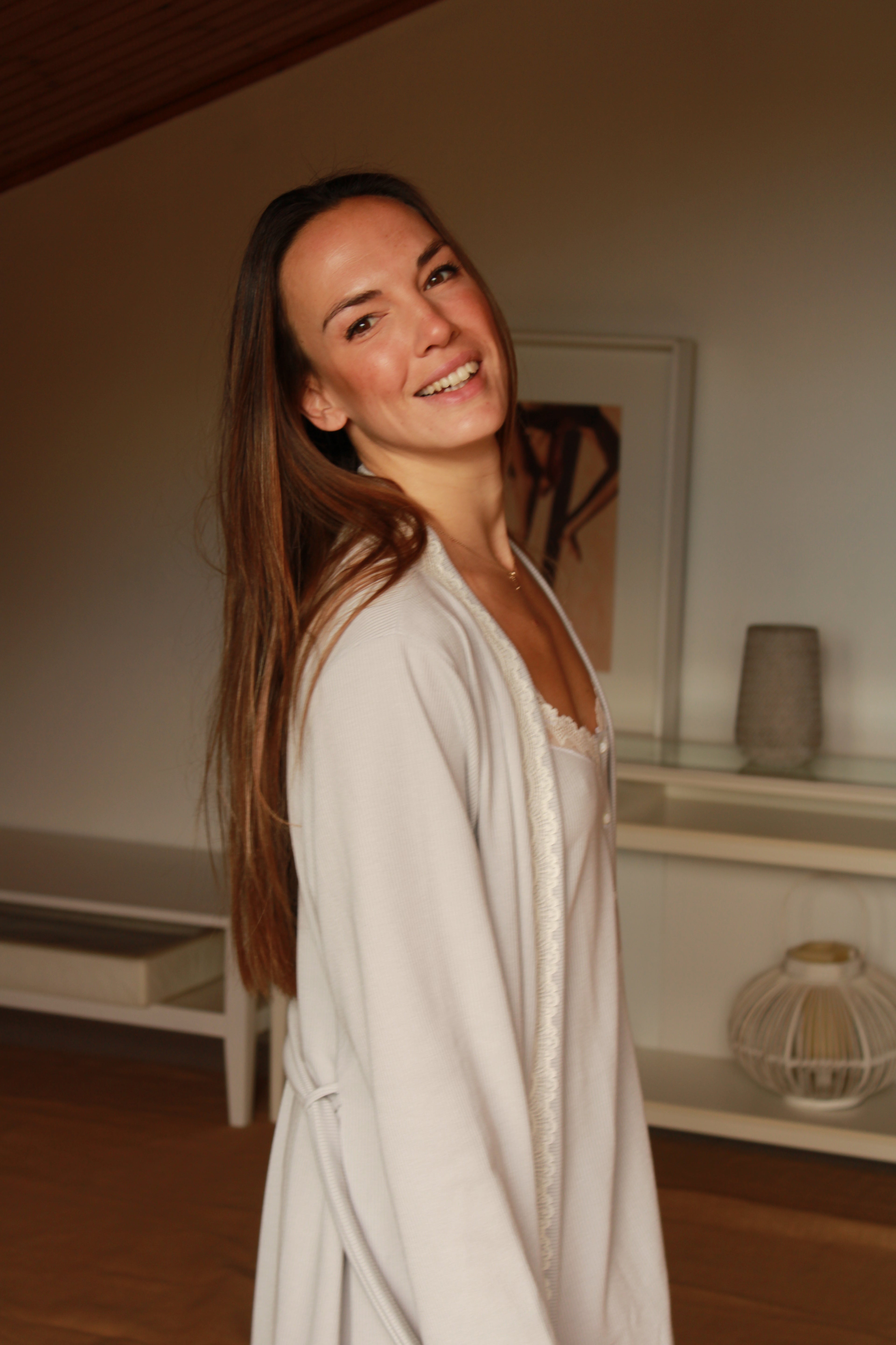 Robe côtelée grise à manches longues et dentelle